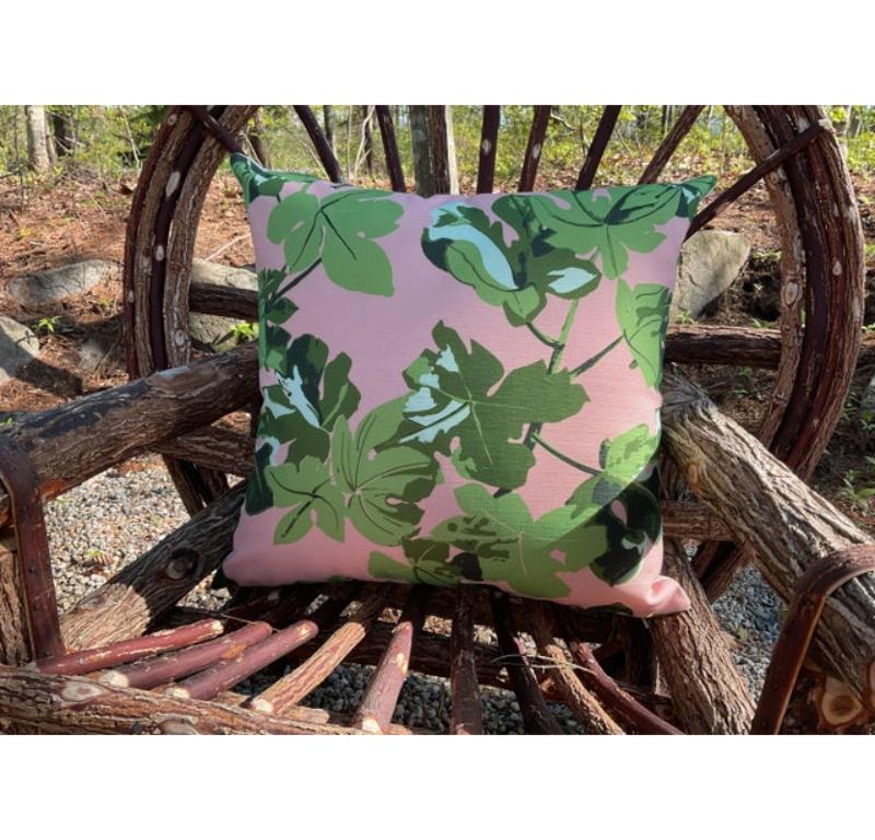 Americano Coppia di cuscini in piuma d'oca rosa per interni ed esterni da 22 pollici di Peter Dunham con fodere in vendita