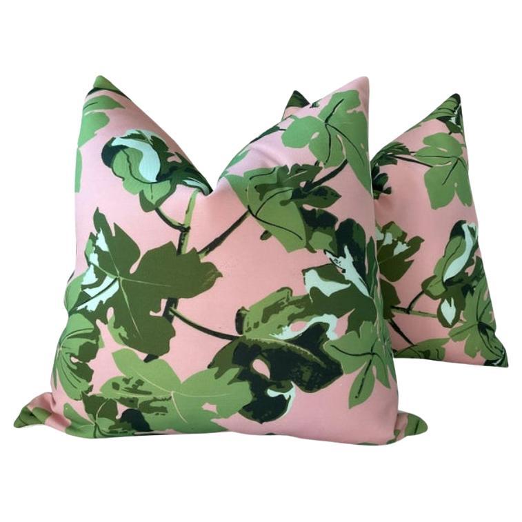 Coppia di cuscini in piuma d'oca rosa per interni ed esterni da 22 pollici di Peter Dunham con fodere
