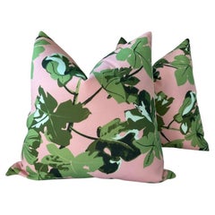 Coppia di cuscini in piuma d'oca rosa per interni ed esterni da 22 pollici di Peter Dunham con fodere