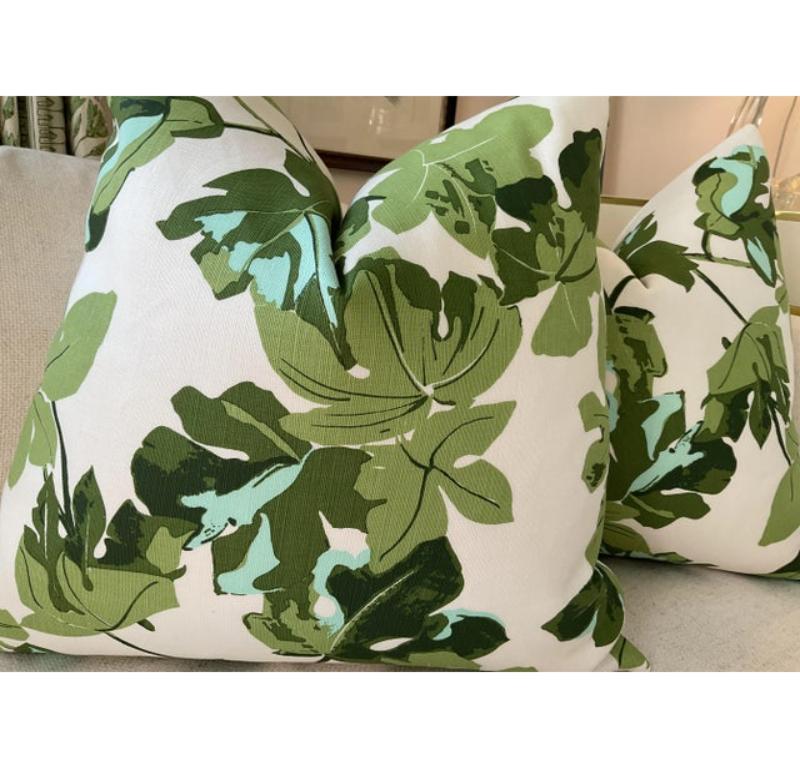 Come si vede nella foto 4, queste sono le mie nuove preferite e si trovano nel mio giardino! Meraviglioso modello iconico di Peter Dunham, ottimo sia all'interno che all'esterno. Verde vivace su sfondo di lino bianco con tocchi d'acqua.

Fig Leaf è