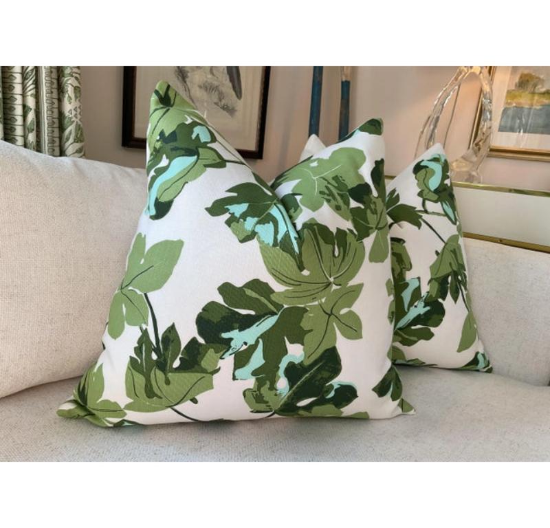 Americano Coppia di cuscini Iconic Fig Leaf di Peter Dunham per interni e per esterni da 22 pollici con inserti in vendita