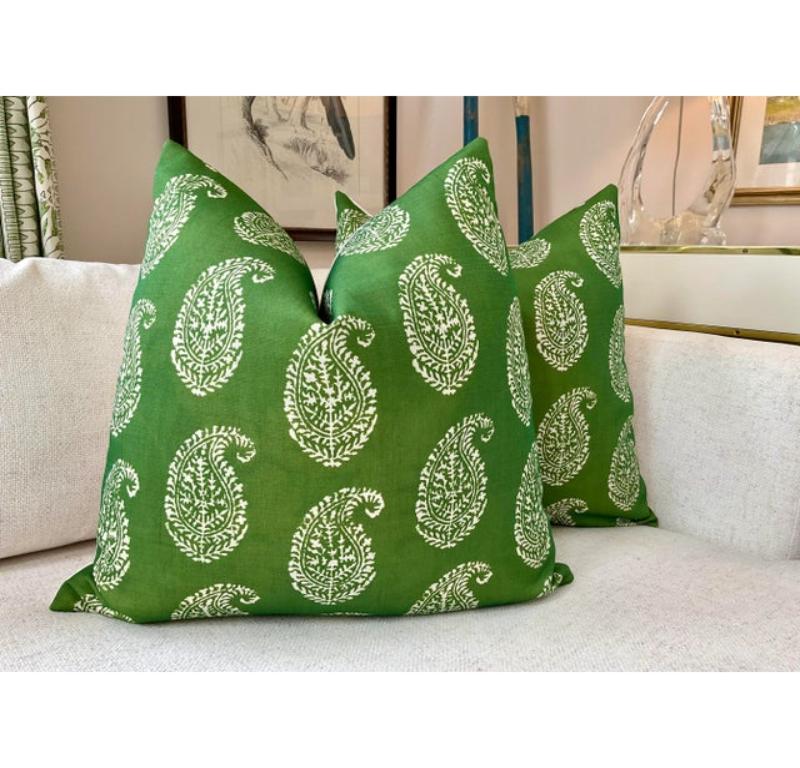 Favoloso e classico paisley verde dell'icona di stile Peter Dunham. Questa stampa per esterni è resistente allo sporco, oleorepellente e idrorepellente, con rivestimento in Teflon.

Questo annuncio si riferisce a una coppia di cuscini in piuma d'oca