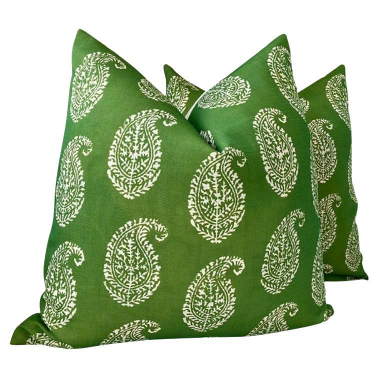 Coppia di cuscini da interno ed esterno Peter Dunham Kashmir in Greene 
Greene con imbottitura in piuma d
oca in vendita