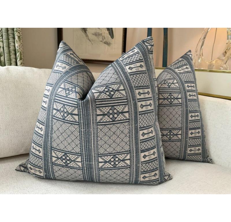 Favoloso e di tendenza tessuto tribale da usare all'esterno (o all'interno), realizzato dall'icona di stile Peter Dunham. Questa stampa per esterni è resistente allo sporco, oleorepellente e idrorepellente, con rivestimento in Teflon. Lavabile in