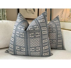 Coppia di cuscini imbottiti in piuma per interni e per esterni Peter Dunham "Masai" Indigo Ikat