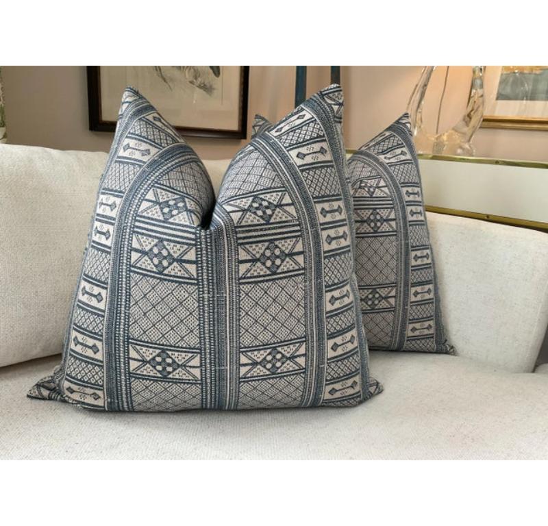 Tribale Coppia di cuscini imbottiti in piuma per interni e per esterni Peter Dunham 