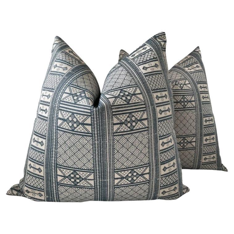 Coppia di cuscini imbottiti in piuma per interni e per esterni Peter Dunham "Masai" Indigo Ikat in vendita