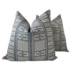 Pareja de cojines rellenos de plumón Peter Dunham "Masai" Ikat índigo para exterior e interior