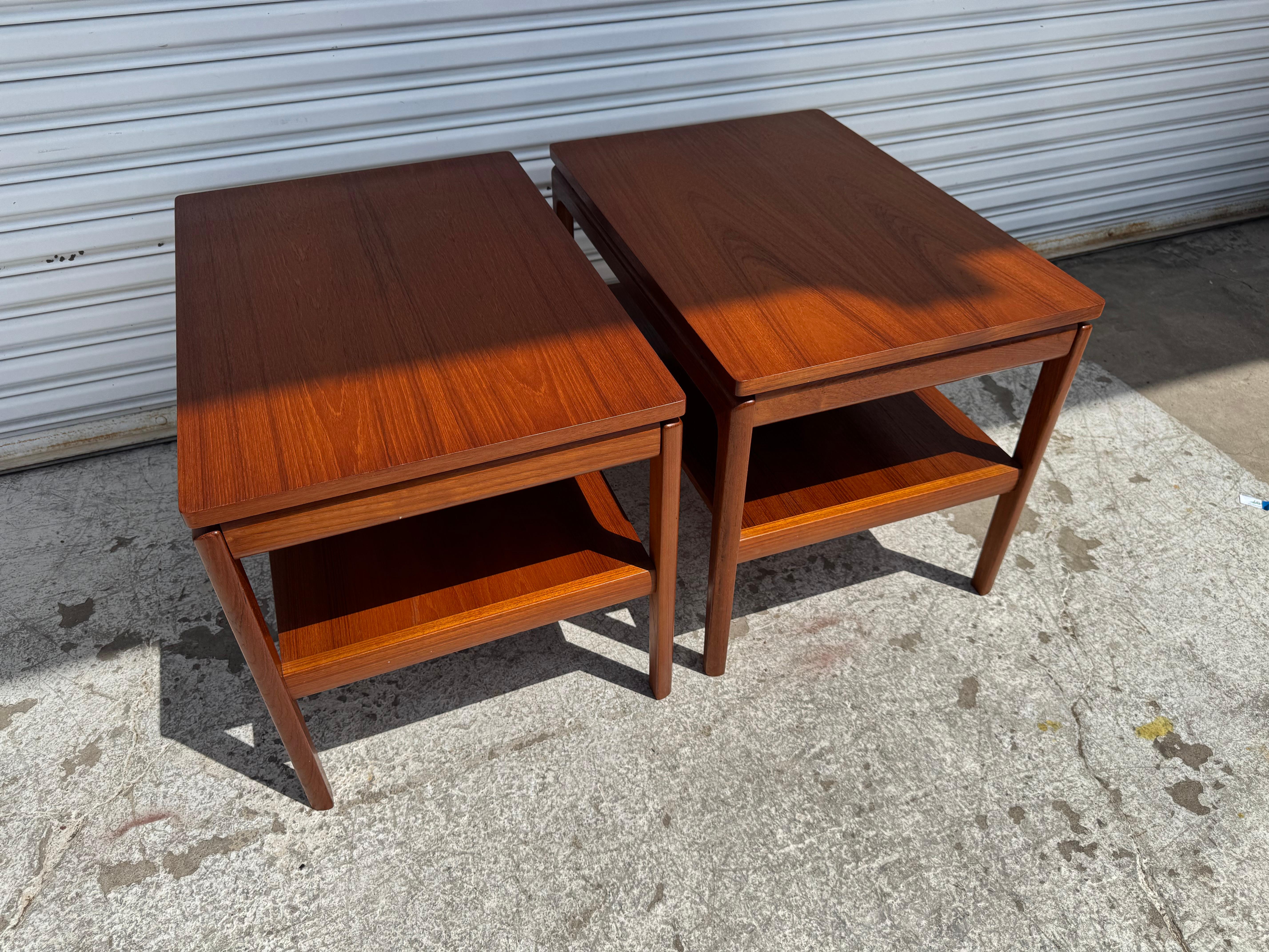 Il s'agit d'une paire de tables d'appoint en teck de Frances and Sons. Les tables d'appoint ont été conçues par Peter Hvidt. Ils sont dotés d'un plateau flottant et d'une étagère inférieure pour le rangement.