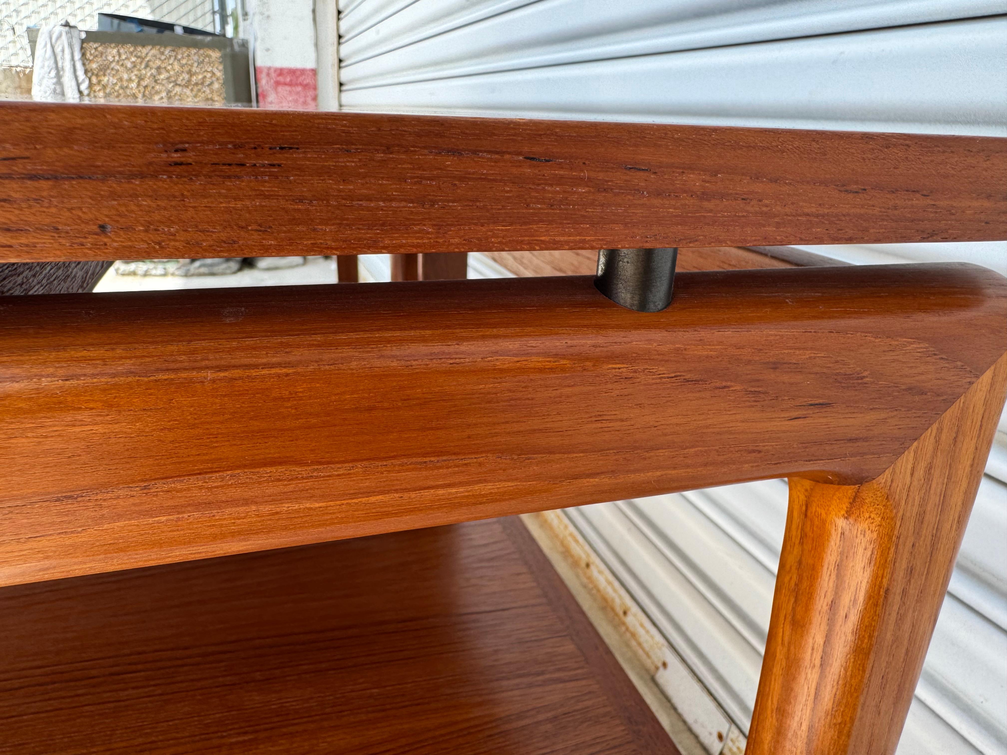 Danois Paire de tables d'appoint en teck de Peter Hvidt pour Frances and Sons en vente