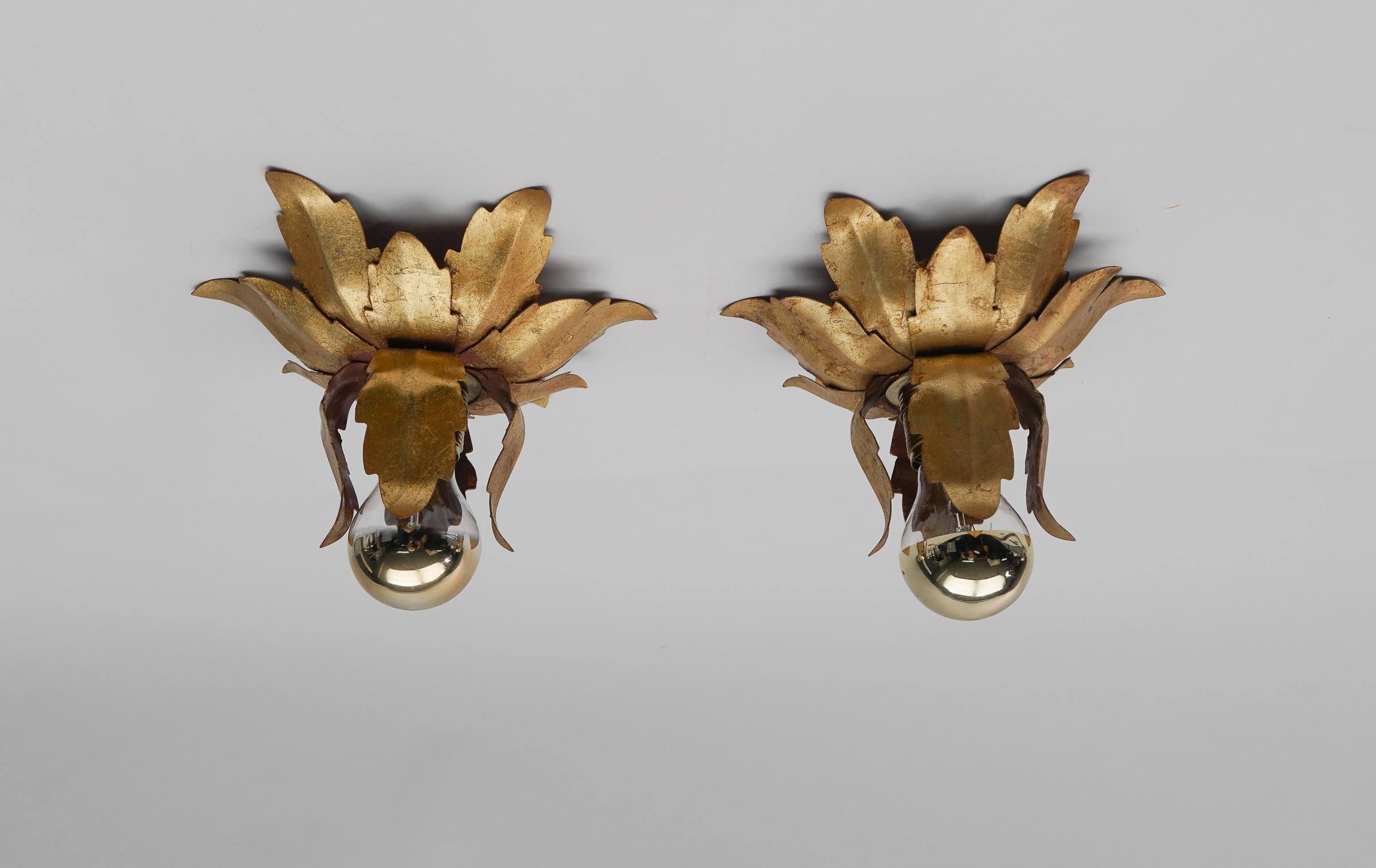 Italian Pair of Petit Hollywood Regency Gilt Lamps, 1960s Italy For Sale