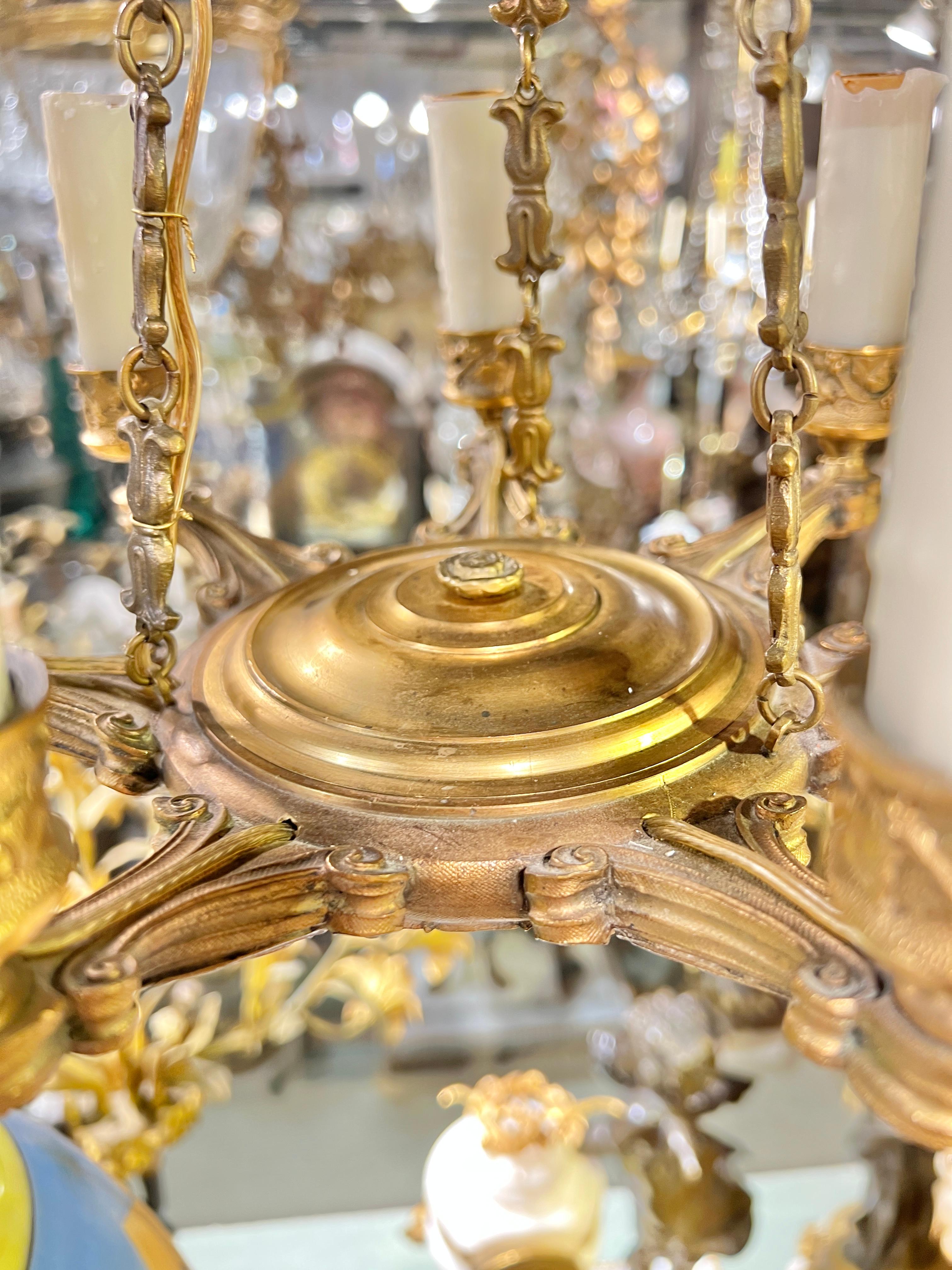 Pareja de Petite siglo XIX  Lámparas de araña de 7 luces estilo Imperio en bronce dorado francés Francés en venta