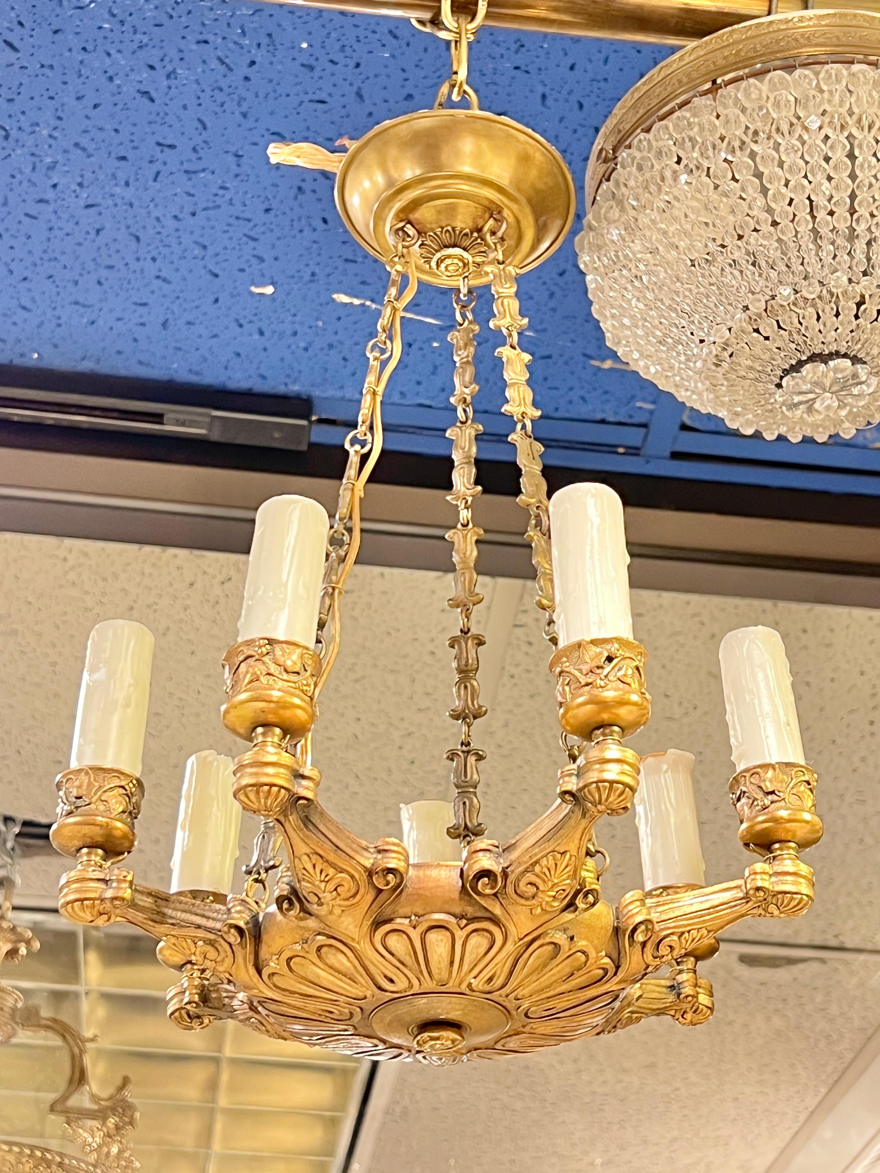 Pareja de Petite siglo XIX  Lámparas de araña de 7 luces estilo Imperio en bronce dorado francés en Bueno estado para la venta en New York, NY