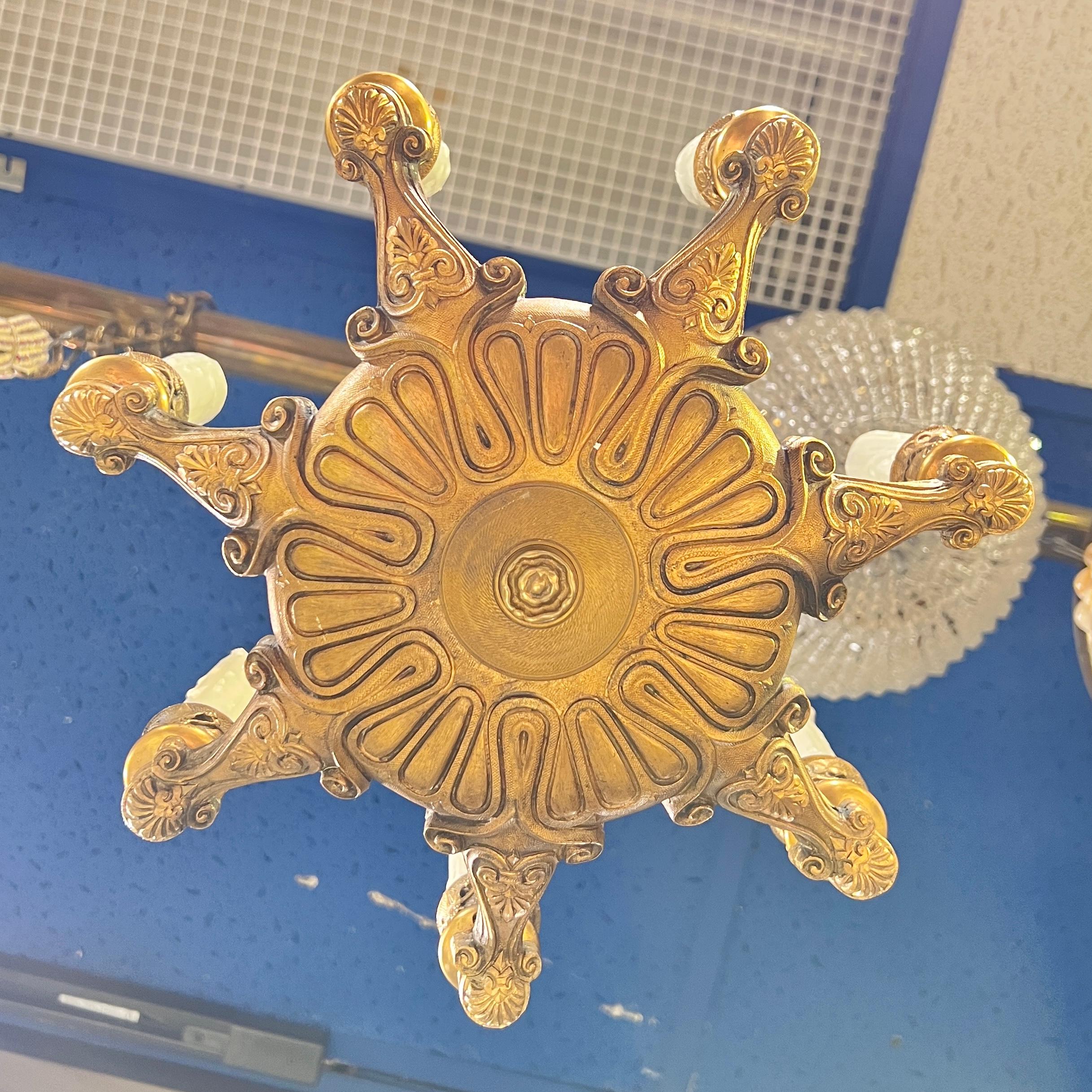 Pareja de Petite siglo XIX  Lámparas de araña de 7 luces estilo Imperio en bronce dorado francés Fines del siglo XIX en venta