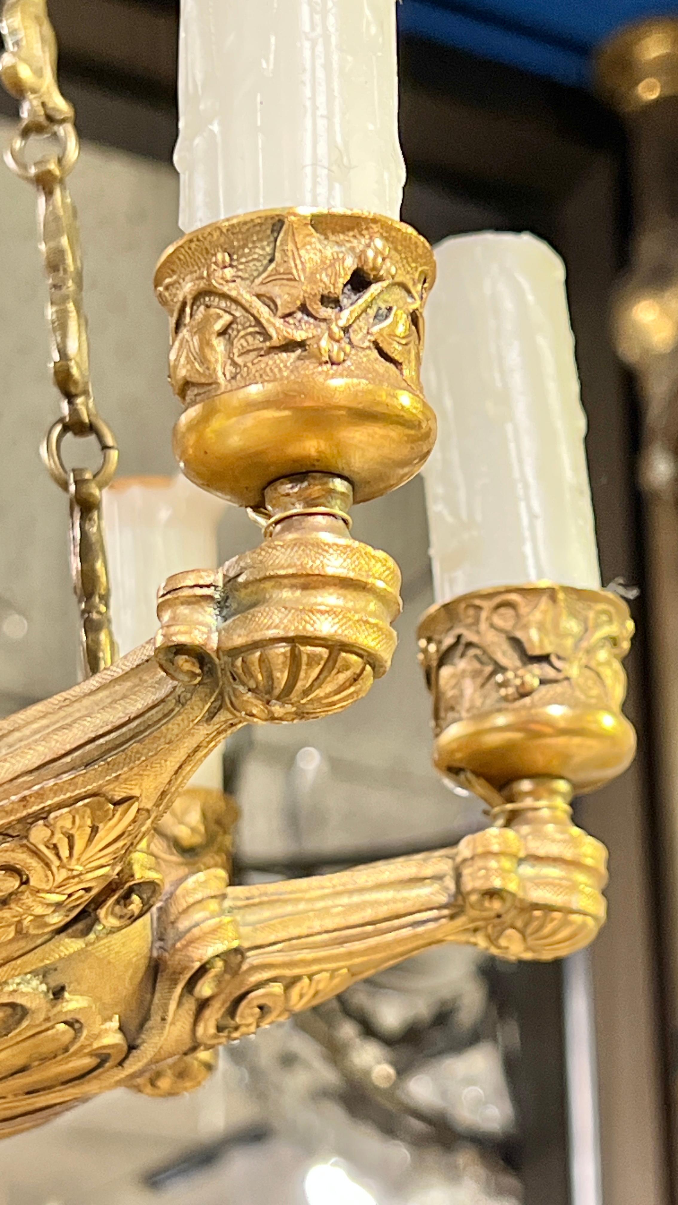Pareja de Petite siglo XIX  Lámparas de araña de 7 luces estilo Imperio en bronce dorado francés en venta 1