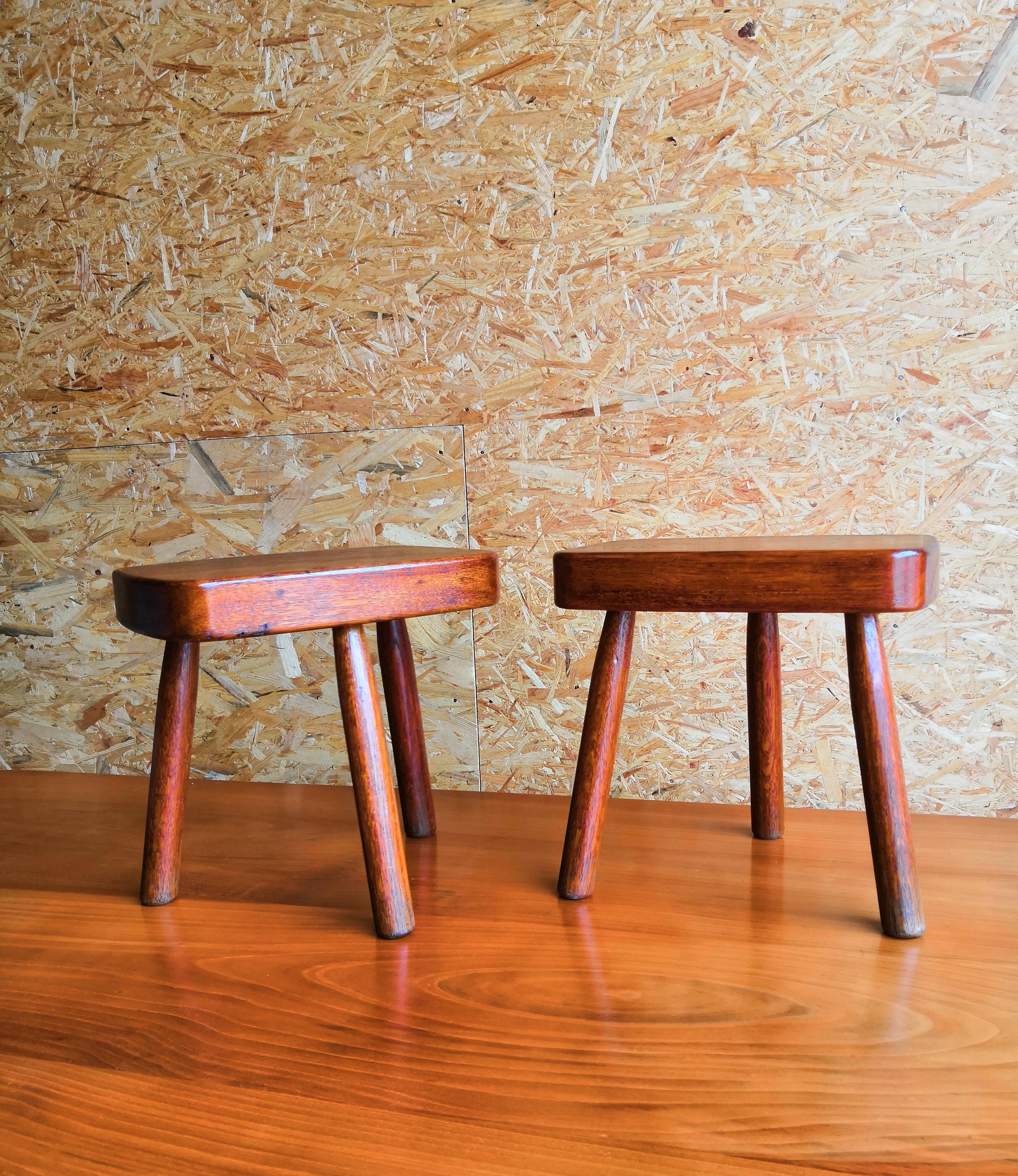 Pair of Petite 1950s Forme Libre Tripod Stools, France In Good Condition In New York, NY