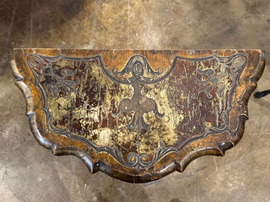 Ce produit est une paire de petites consoles anglaises du XIXe siècle de style Queen Anne avec des dessus en bois doré. Cette paire apporte une touche de charme vintage à n'importe quelle maison. La petite taille les rend parfaits pour les petits