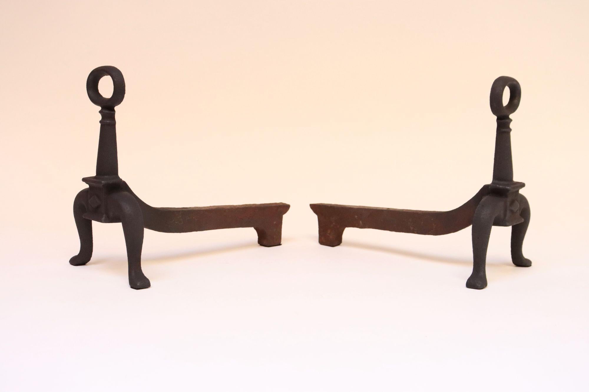 Montanti in ghisa dell'epoca Arts & Crafts fissati a barre di ferro (fine del XIX secolo circa, USA).
Forma minuta con un design minimale e rotondo, adatto ai caminetti più piccoli.
Condizioni molto belle e vintage con una patina naturale/ruggine
