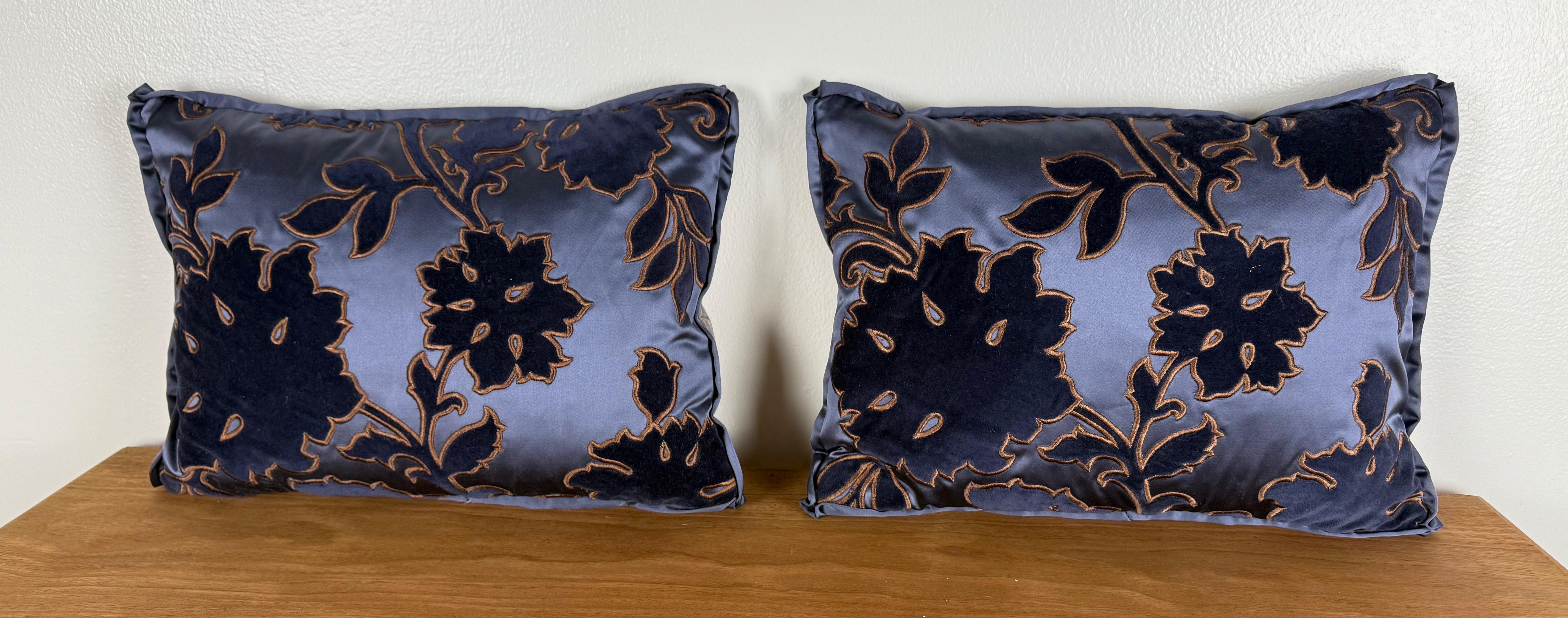 Une paire raffinée de petits coussins personnalisés présentant un motif floral en velours découpé d'un bleu nuit profond sur un fond de satin bleu ardoise scintillant. L'audacieux motif de velours en relief ajoute de la dimension et de la douceur,