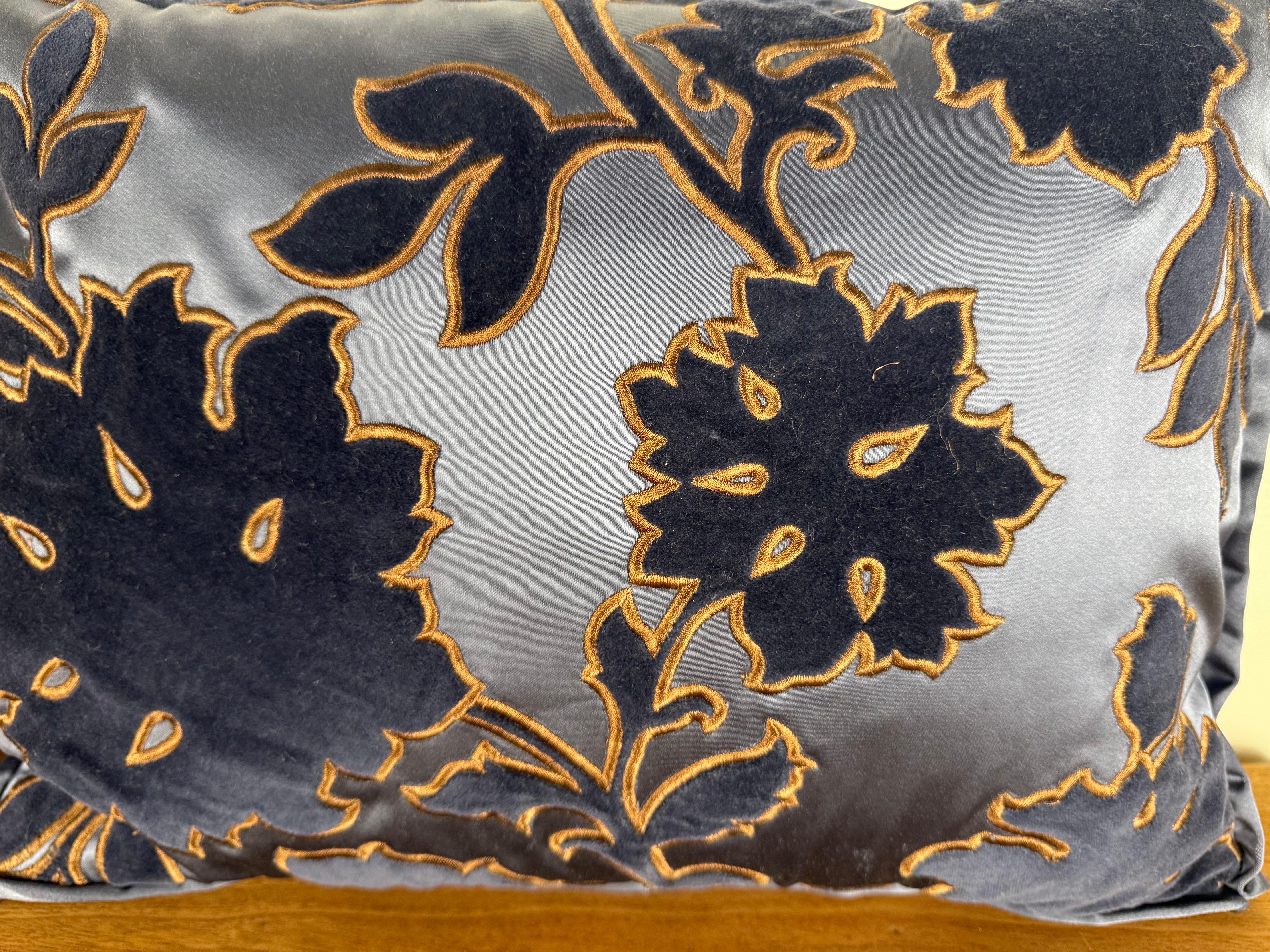 Soie Paire de petits oreillers décoratifs en velours et satin bleu en vente