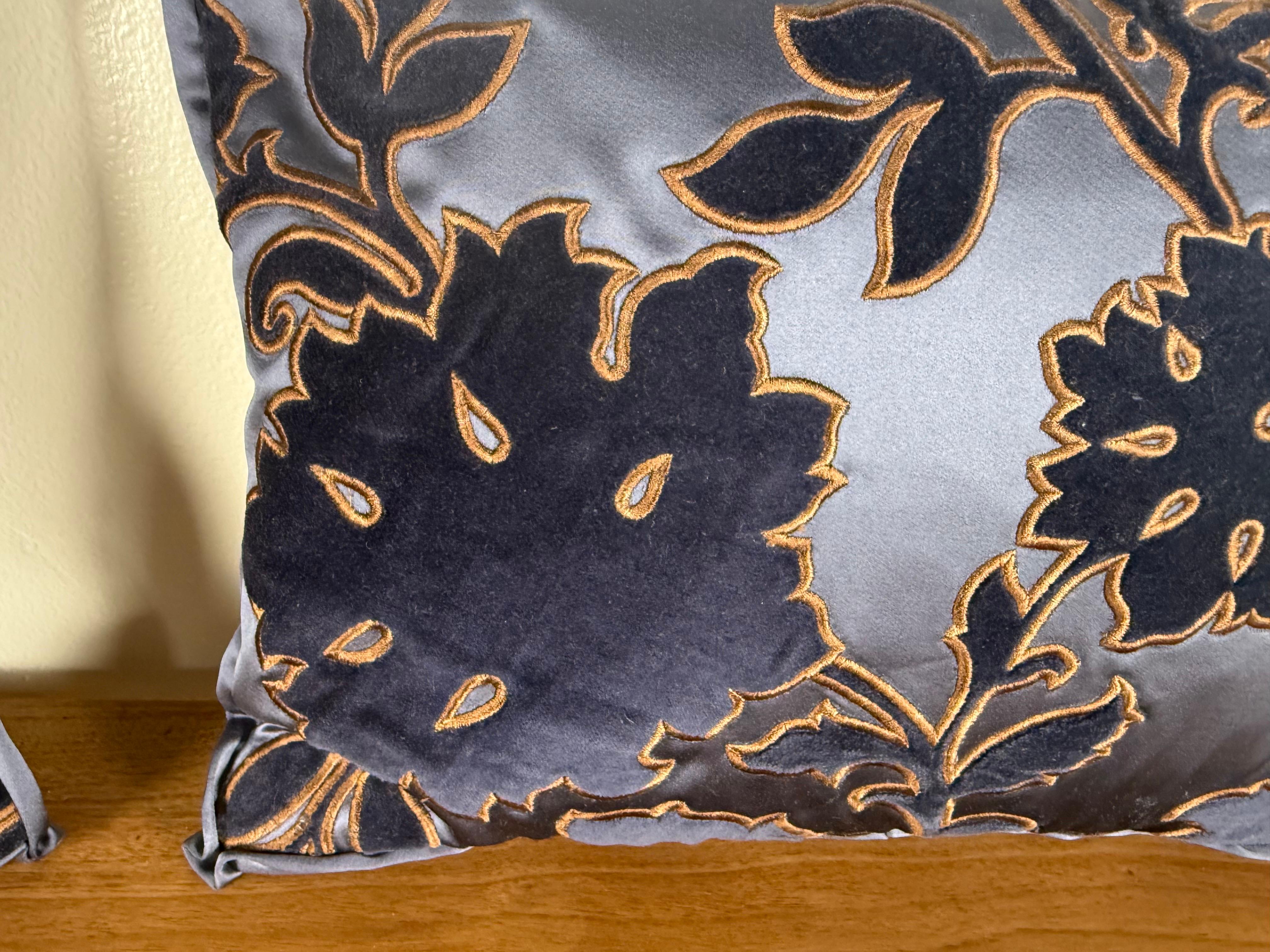 Paire de petits oreillers décoratifs en velours et satin bleu en vente 1