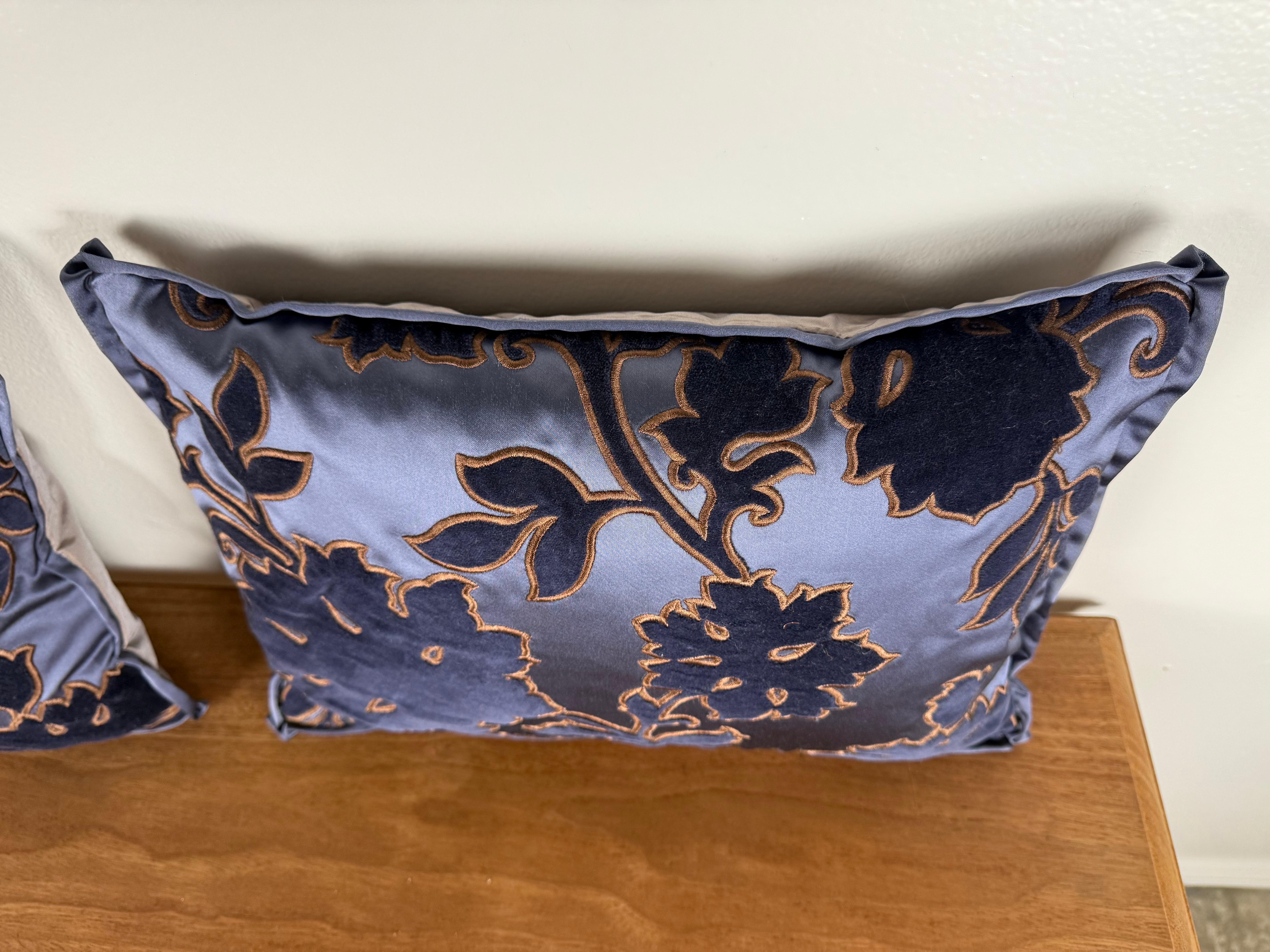 Paire de petits oreillers décoratifs en velours et satin bleu en vente 3