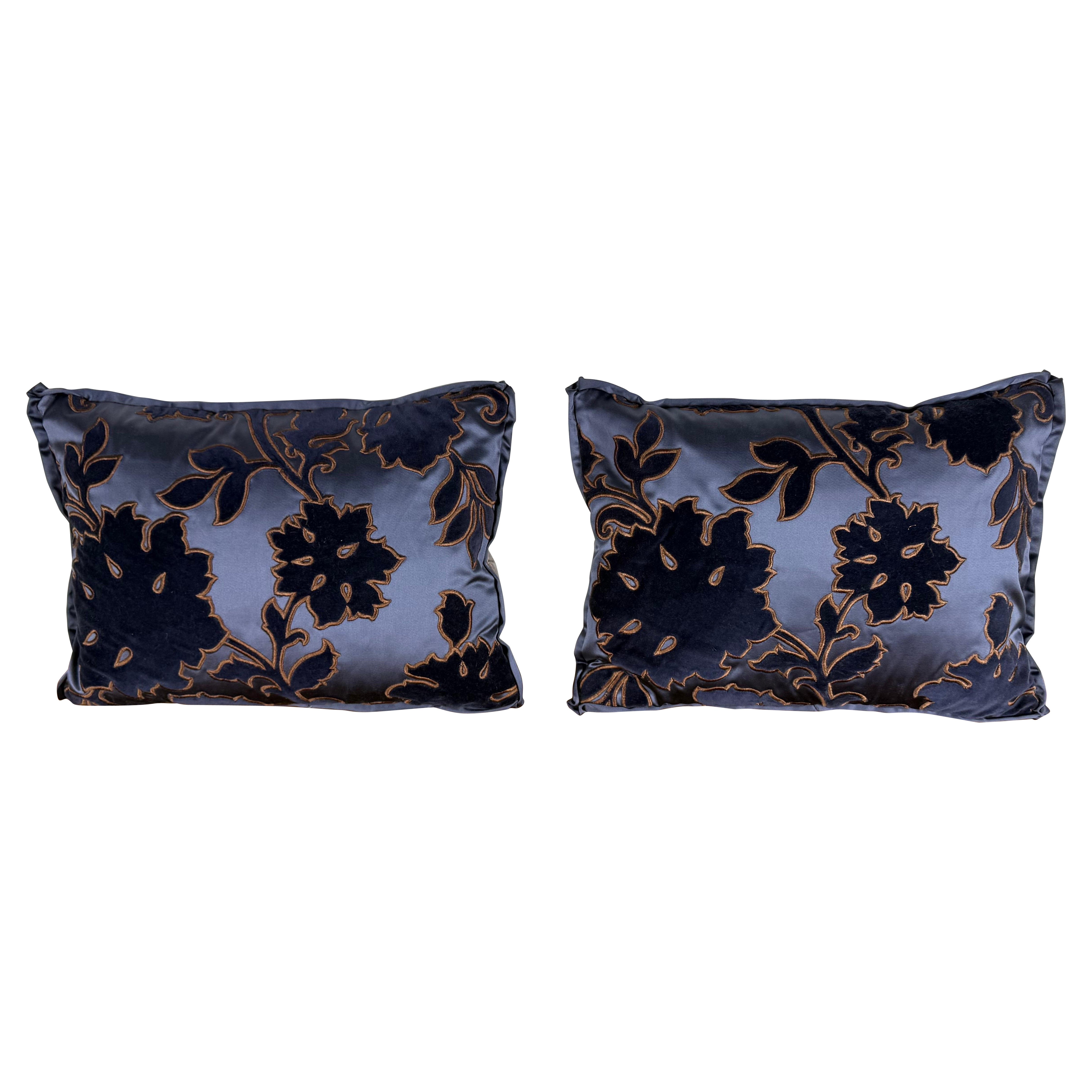 Paire de petits oreillers décoratifs en velours et satin bleu en vente