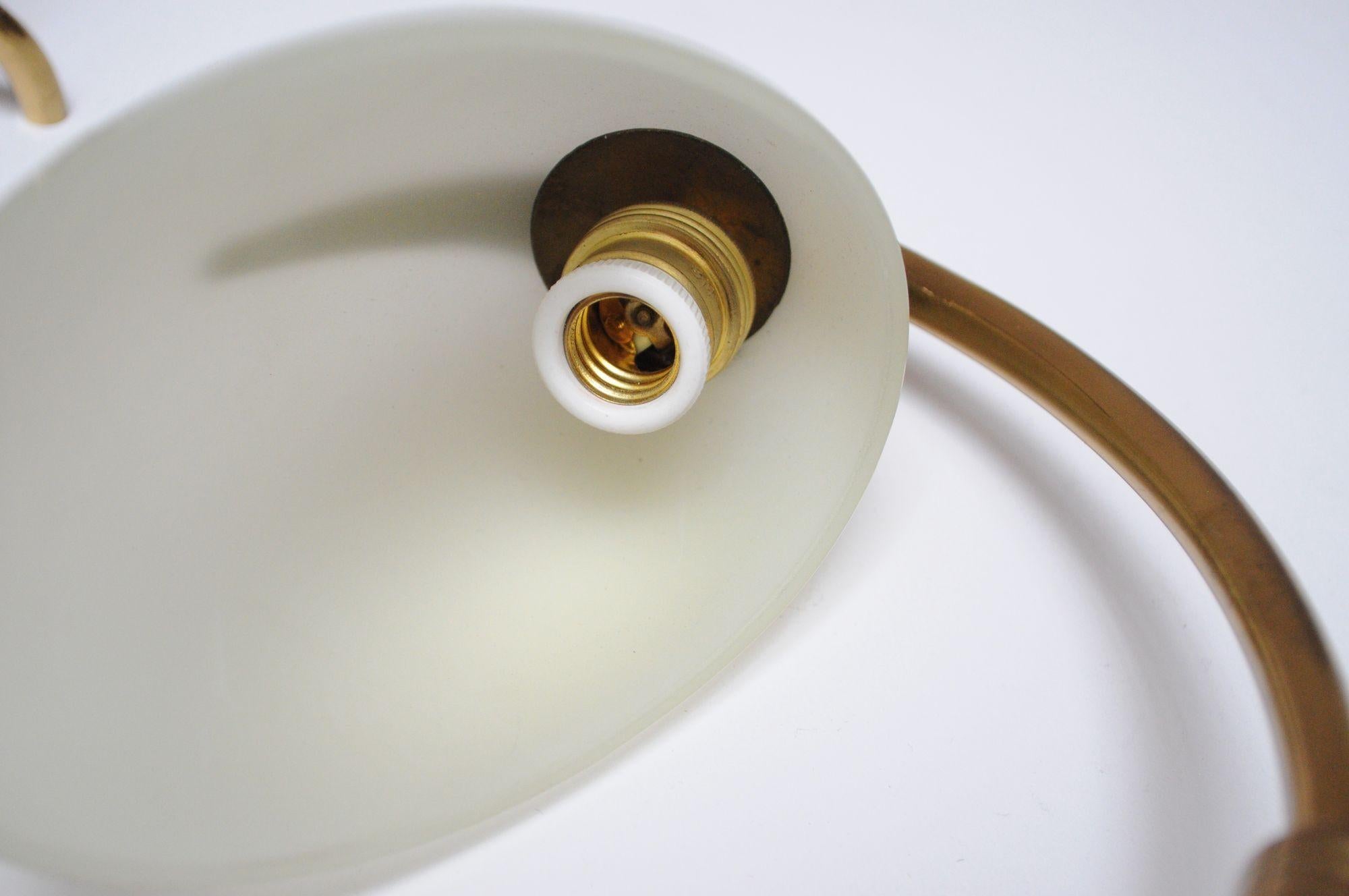 Coppia di piccole lampade da comodino/tavolo a treppiede in ottone e vetro di Oscar Torlasco in vendita 9