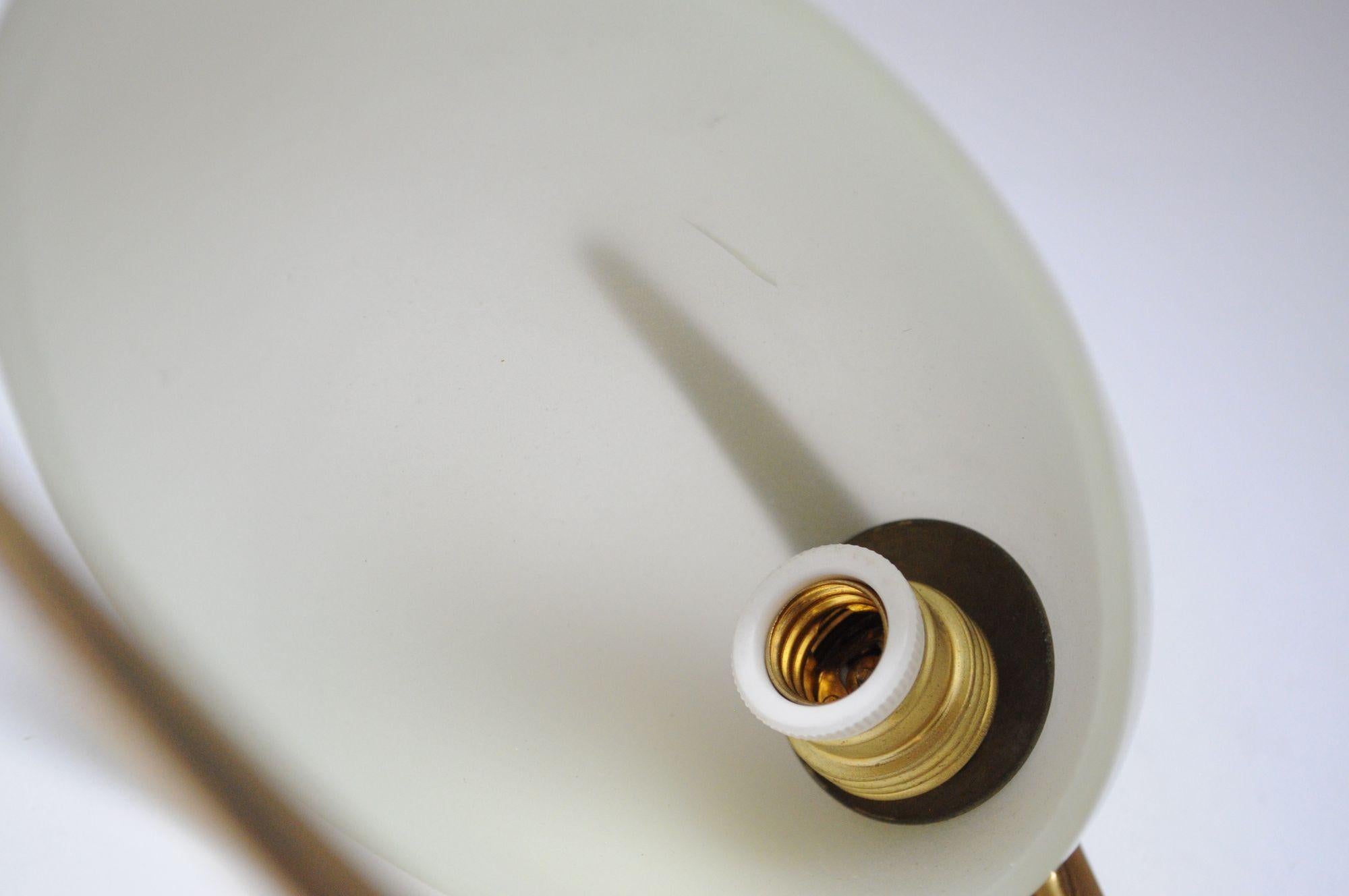 Coppia di piccole lampade da comodino/tavolo a treppiede in ottone e vetro di Oscar Torlasco in vendita 3
