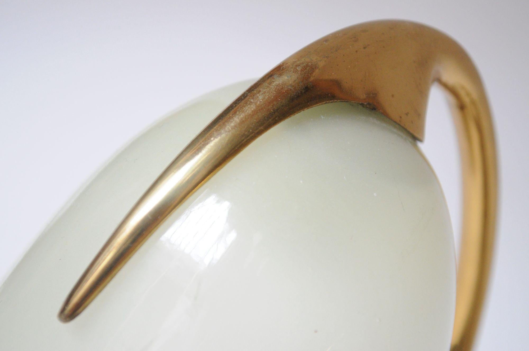Coppia di piccole lampade da comodino/tavolo a treppiede in ottone e vetro di Oscar Torlasco in vendita 8