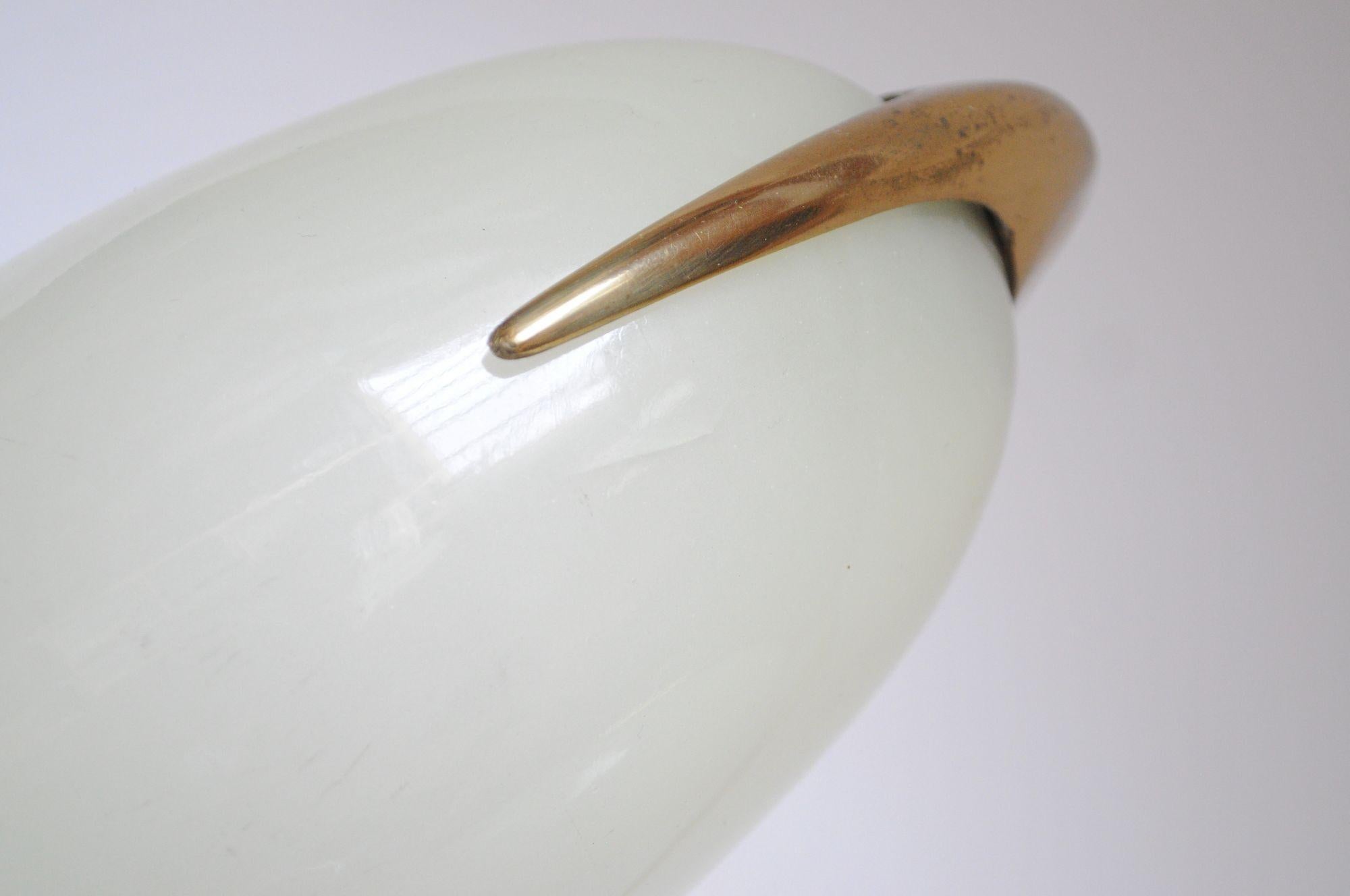 Coppia di piccole lampade da comodino/tavolo a treppiede in ottone e vetro di Oscar Torlasco in vendita 7
