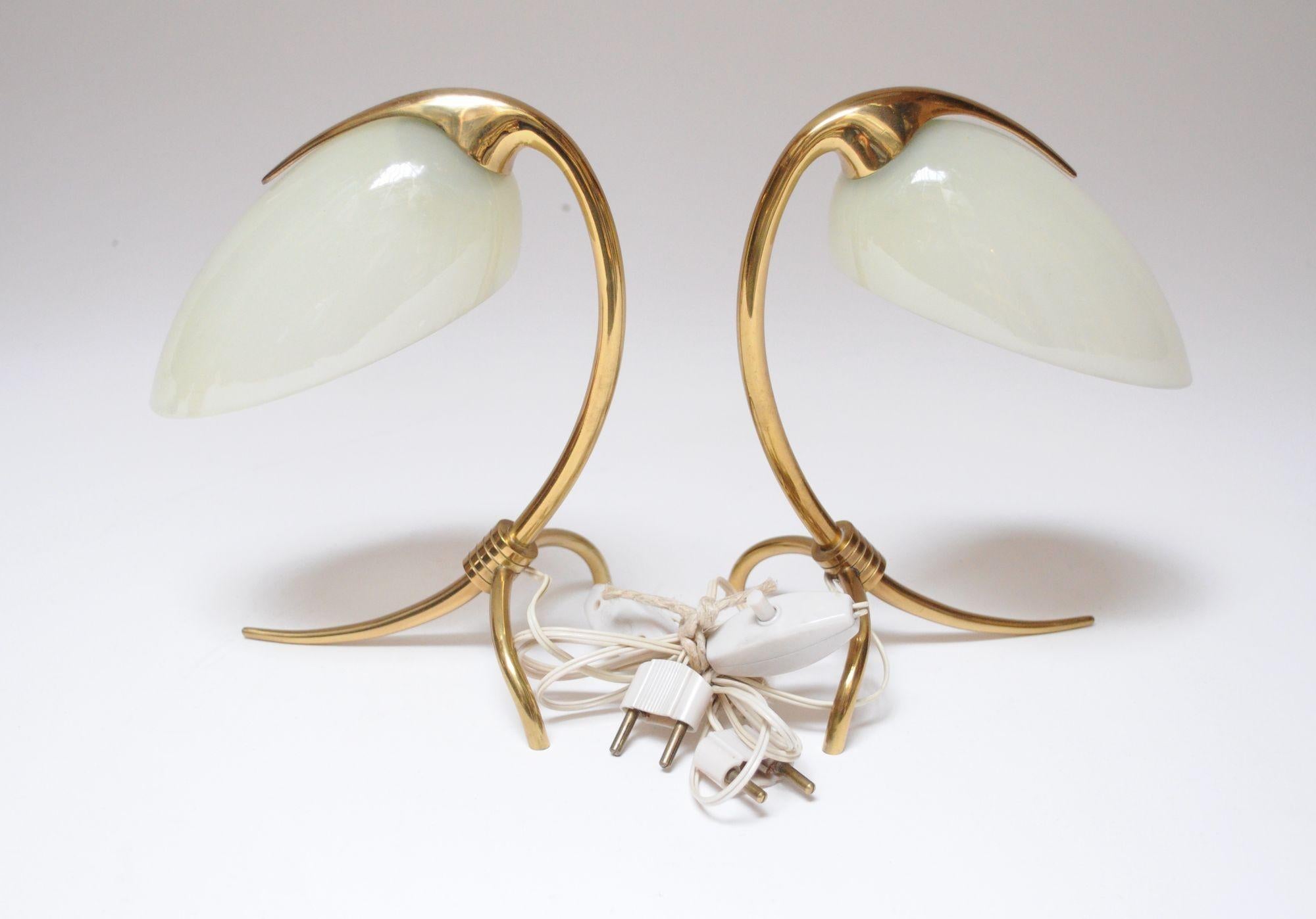 Mid-Century moderno Coppia di piccole lampade da comodino/tavolo a treppiede in ottone e vetro di Oscar Torlasco in vendita