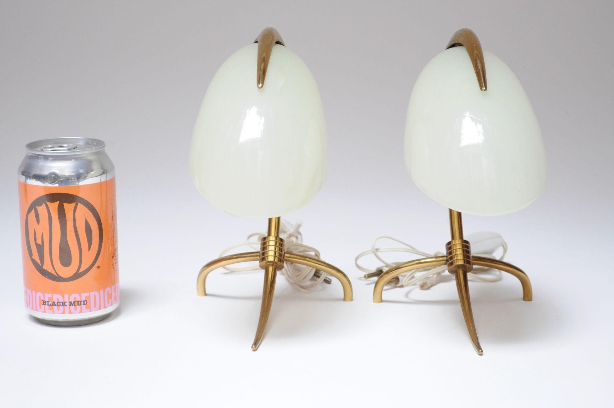 Ottone Coppia di piccole lampade da comodino/tavolo a treppiede in ottone e vetro di Oscar Torlasco in vendita