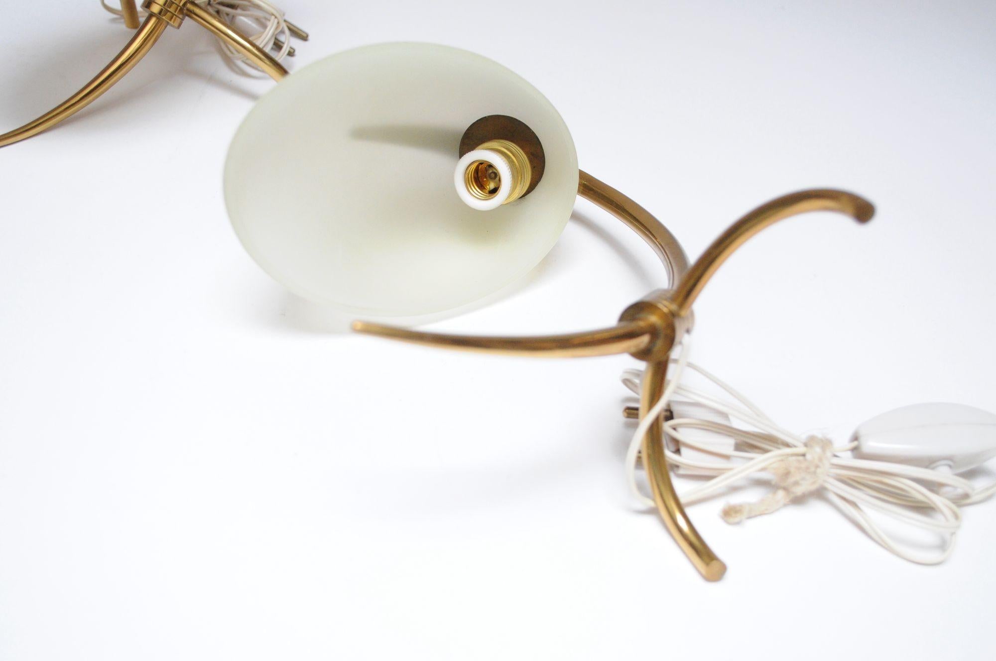 Coppia di piccole lampade da comodino/tavolo a treppiede in ottone e vetro di Oscar Torlasco in vendita 1