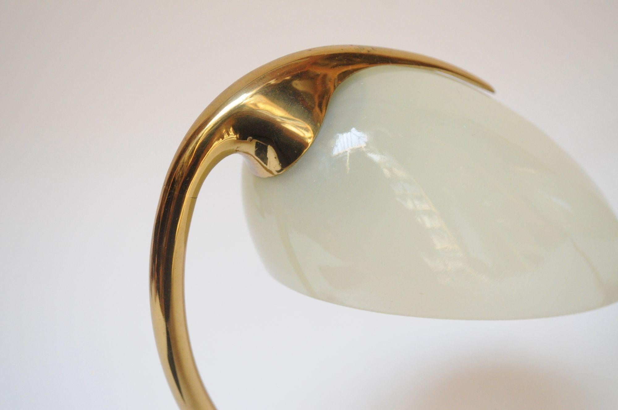 Coppia di piccole lampade da comodino/tavolo a treppiede in ottone e vetro di Oscar Torlasco in vendita 11