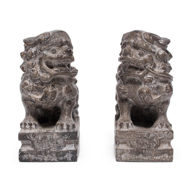 Paar kleine chinesische FuHundeGründer bei 1stDibs