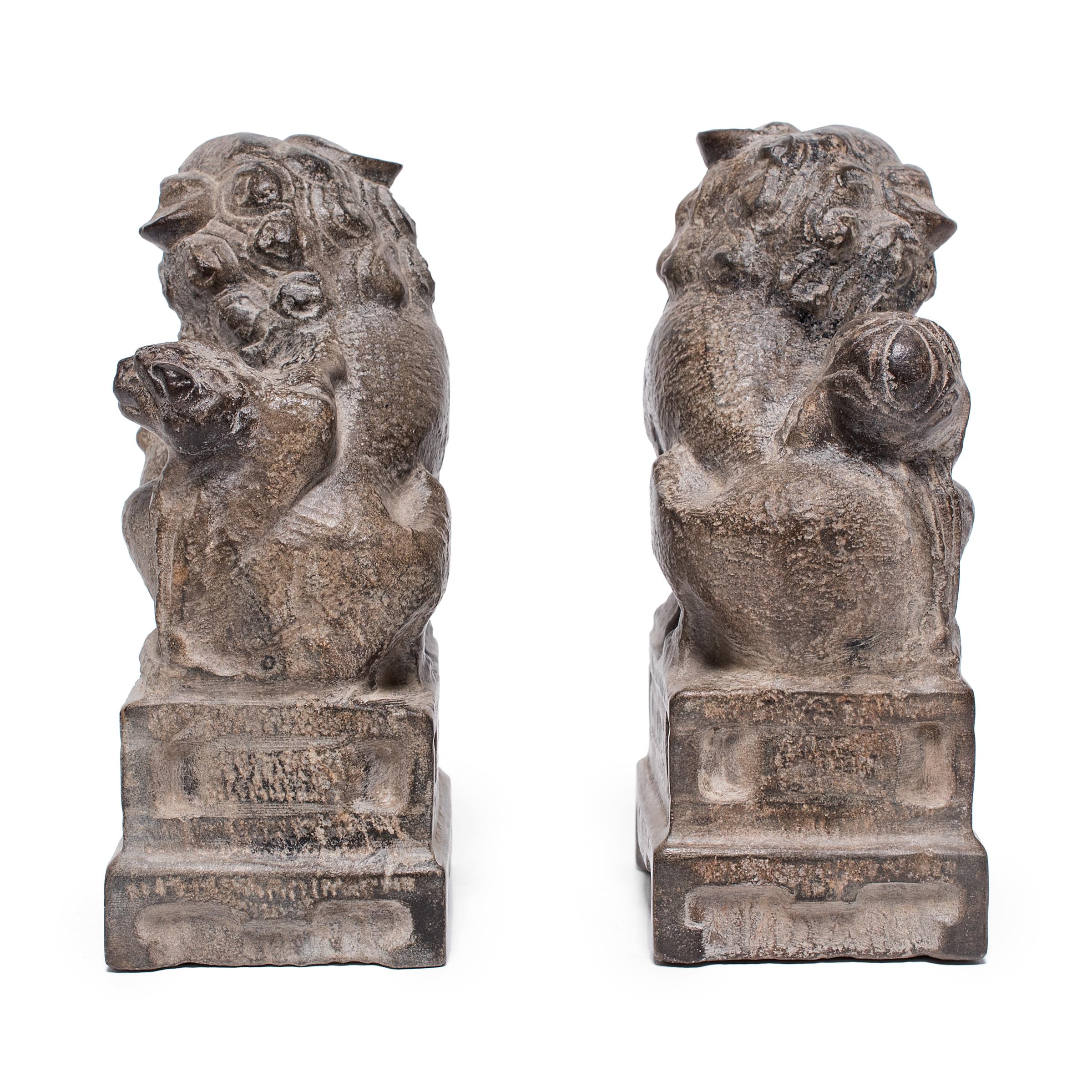 Sculpté à la main Paire de petits gardiens chinois à chien Fu en vente