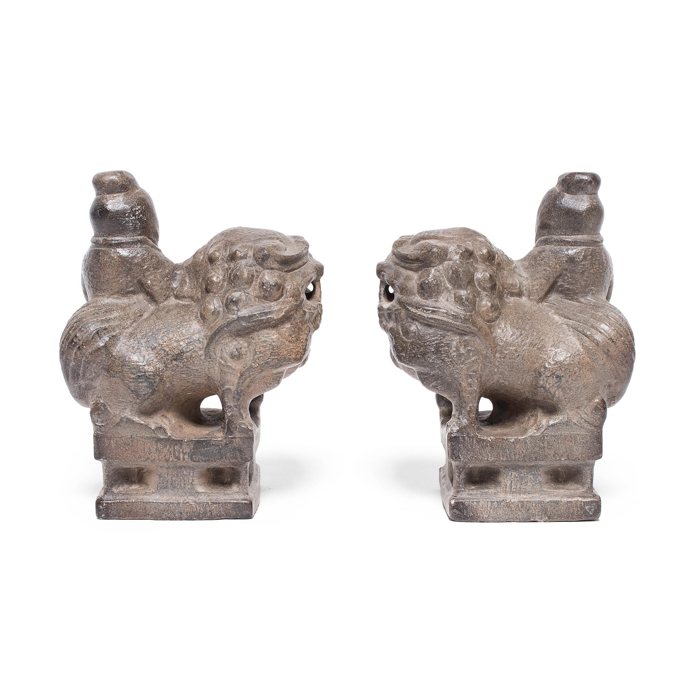 Sculpté à la main Paire de petits gardiens chinois en forme de chien Fu avec cavaliers en vente