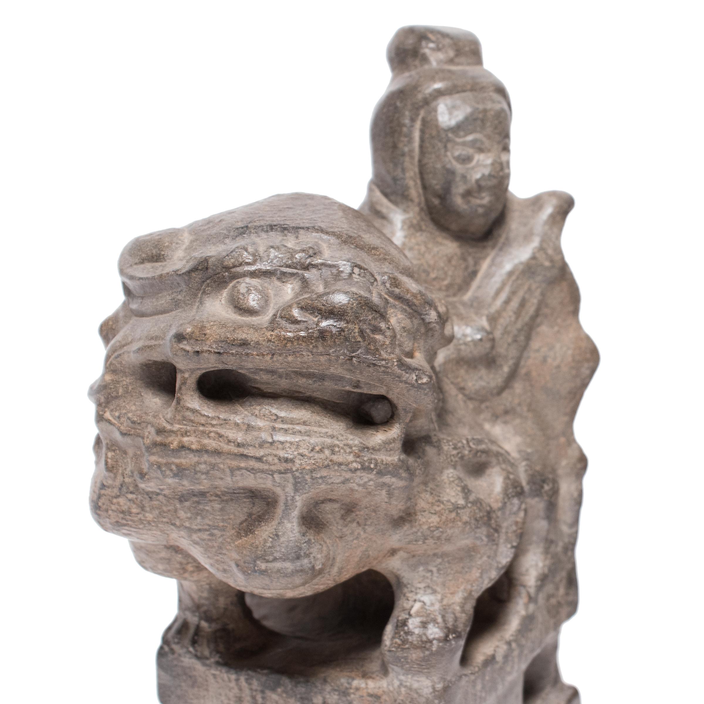 Calcaire Paire de petits gardiens chinois en forme de chien Fu avec cavaliers en vente