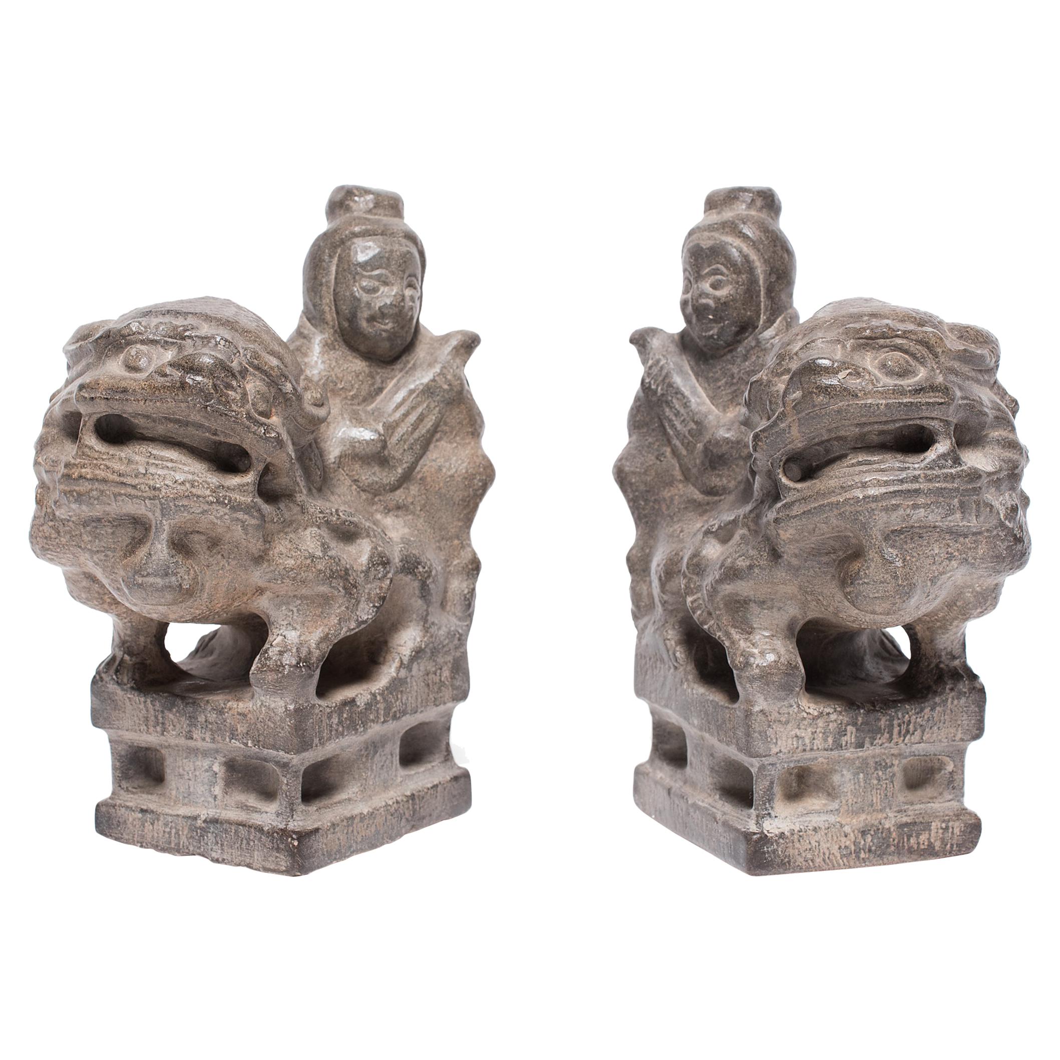Paire de petits gardiens chinois en forme de chien Fu avec cavaliers en vente
