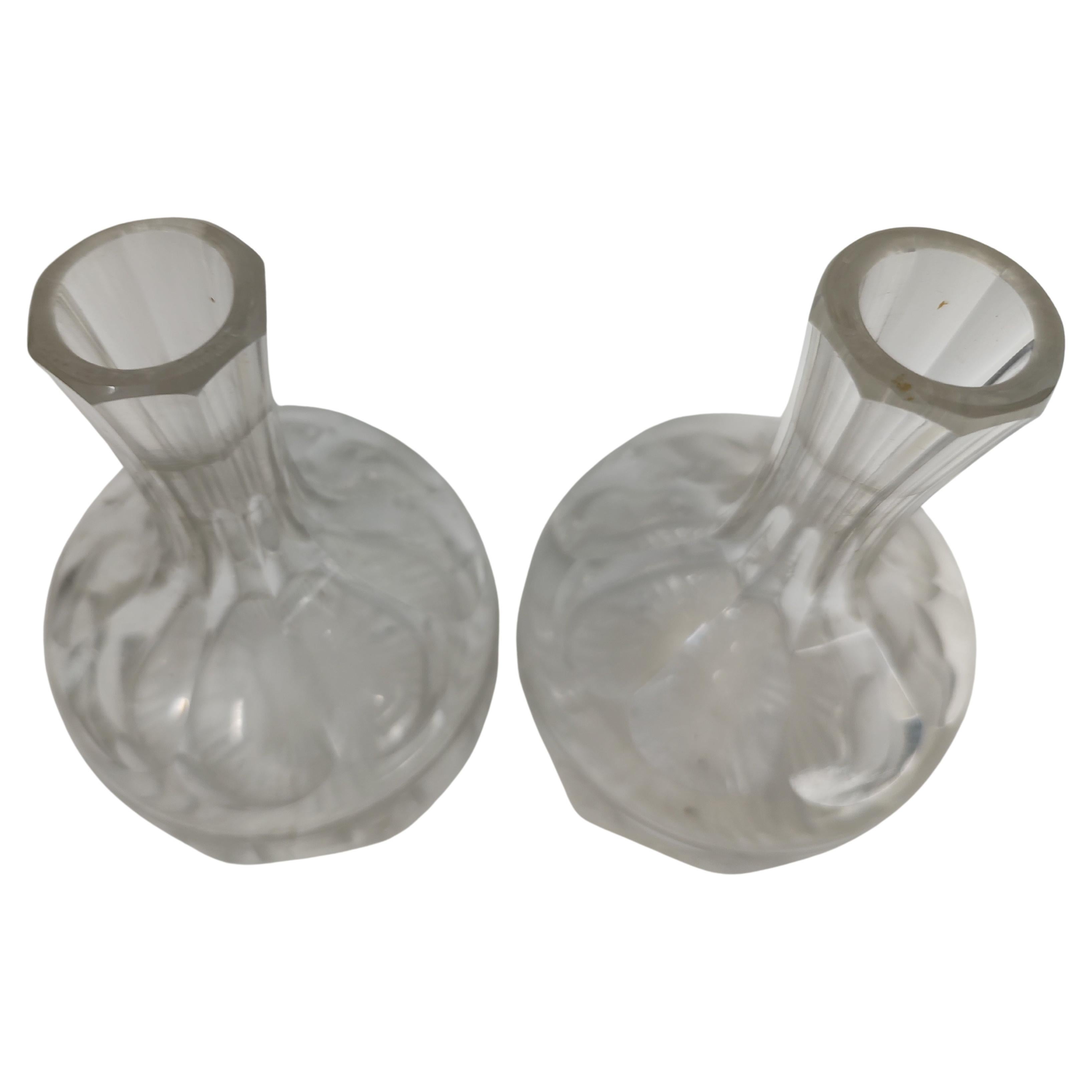 Fabuleuse petite paire de carafes en cristal taillé en excellent état vintage avec une usure minimale. Ni trouble ni tache. Une certaine usure sur le bord inférieur.