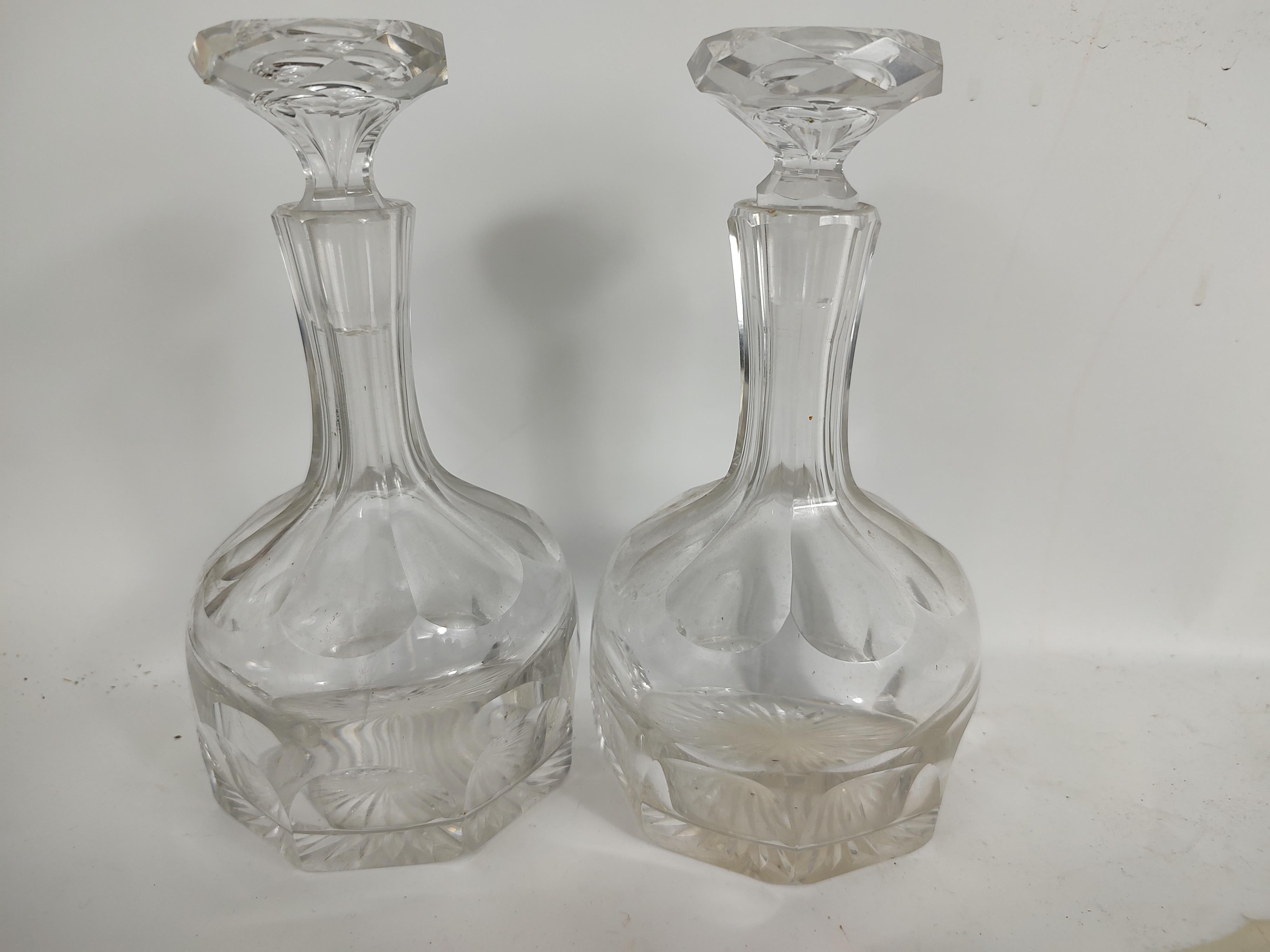 Paar kleine Kristallkaraffen aus geschliffenem Glas, um 1930 im Angebot 1