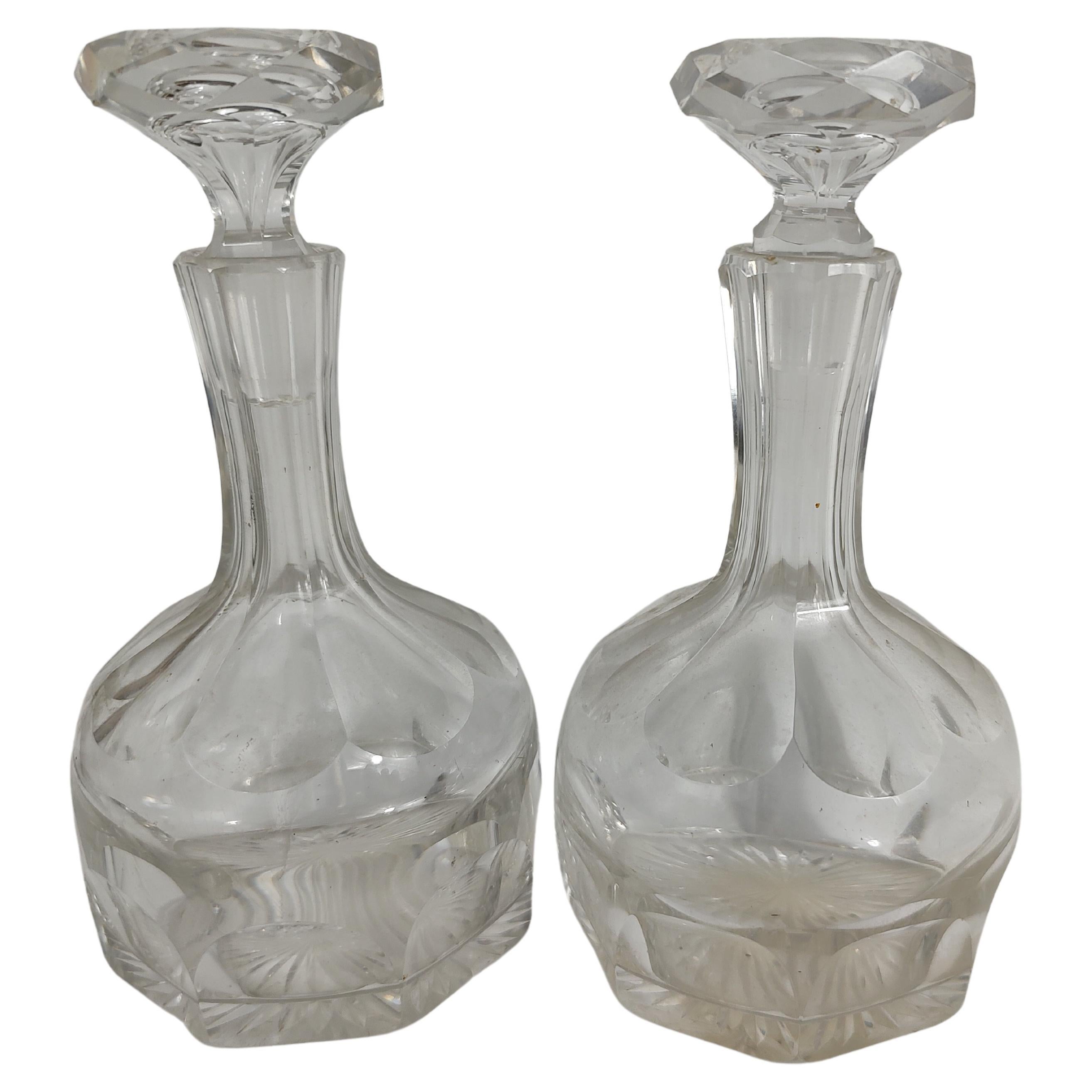 Paire de petites carafes en cristal taillé en verre, vers 1930