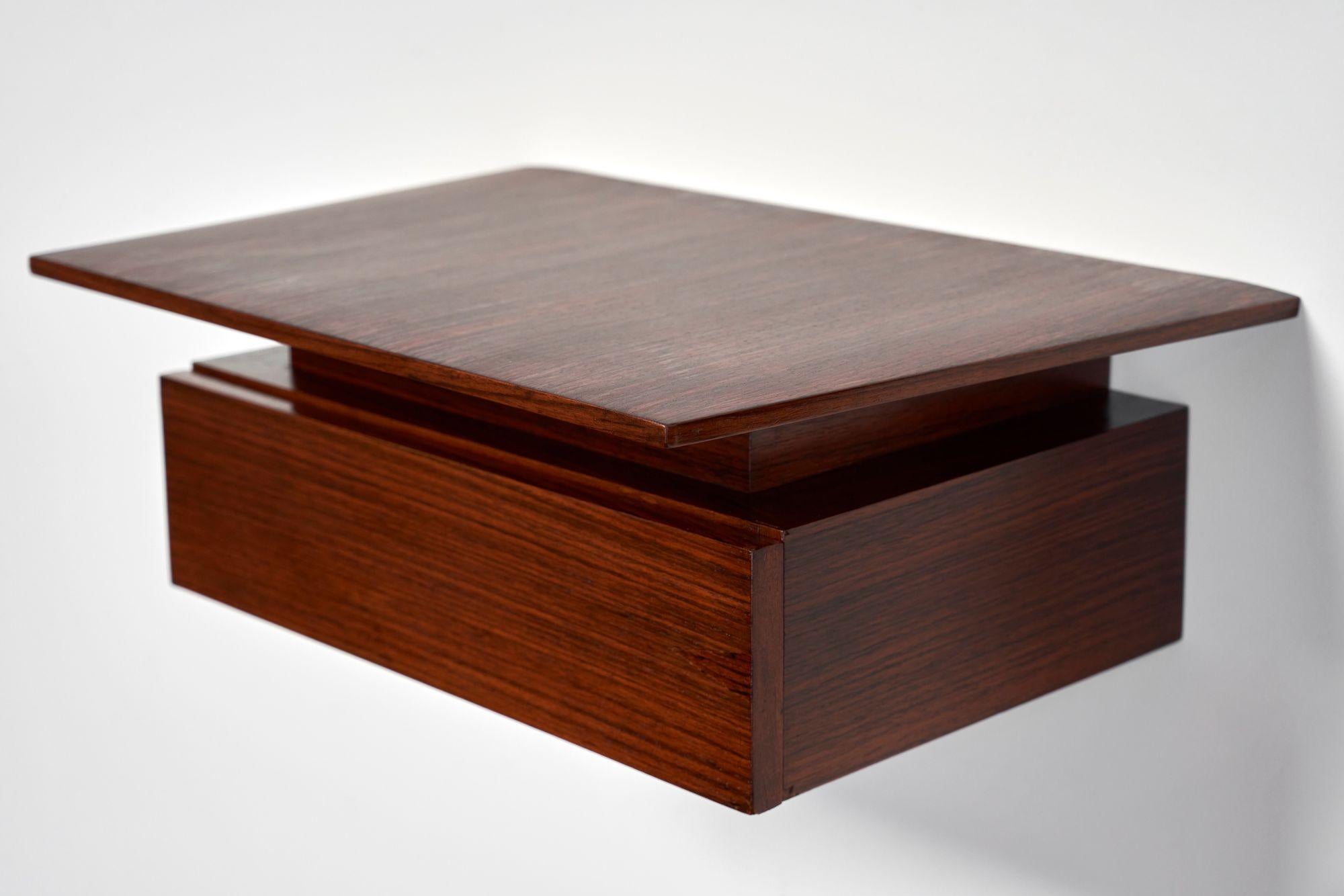 Paire de petites tables de nuit flottantes à un tiroir en bois de rose de style moderne danois en vente 3