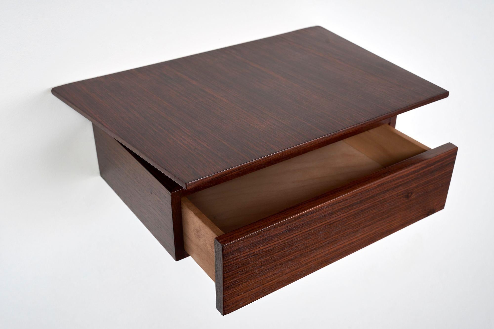 Paire de petites tables de nuit flottantes à un tiroir en bois de rose de style moderne danois en vente 6