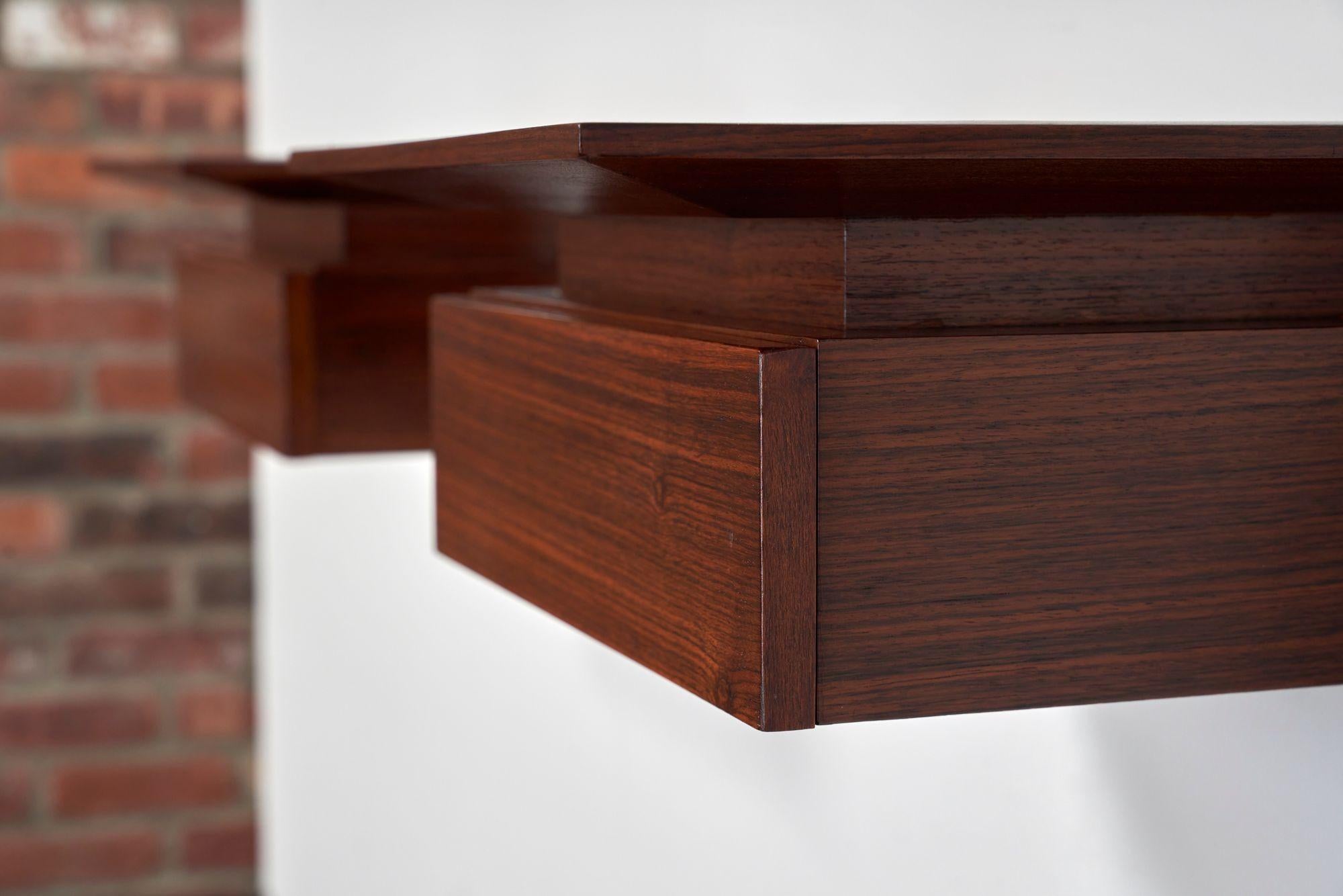 Paire de petites tables de nuit flottantes à un tiroir en bois de rose de style moderne danois en vente 10