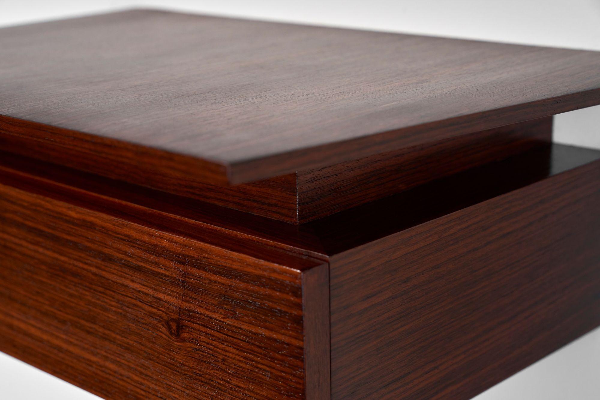 Paire de petites tables de nuit flottantes à un tiroir en bois de rose de style moderne danois en vente 11