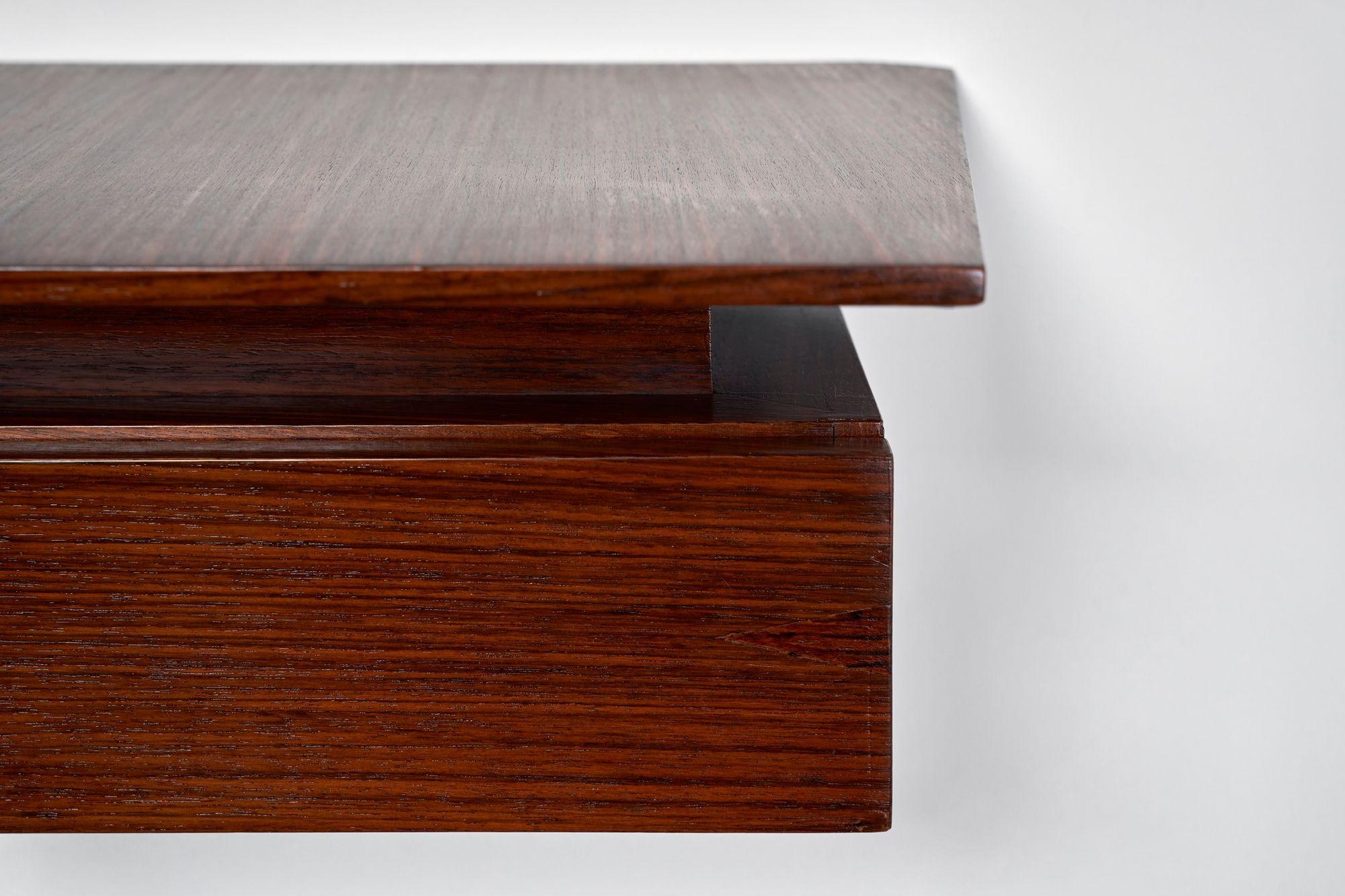 Paire de petites tables de nuit flottantes à un tiroir en bois de rose de style moderne danois en vente 12