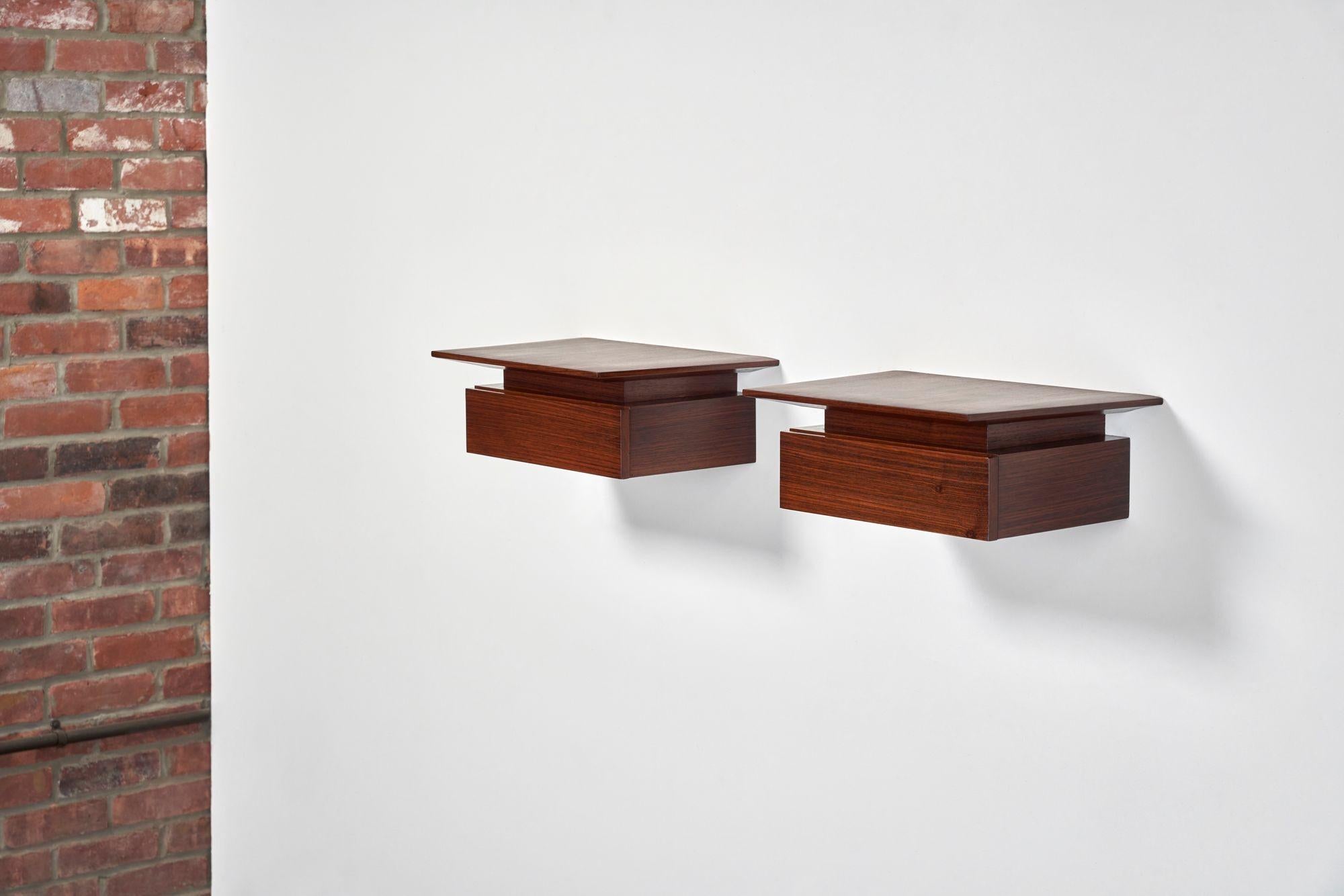 Scandinave moderne Paire de petites tables de nuit flottantes à un tiroir en bois de rose de style moderne danois en vente