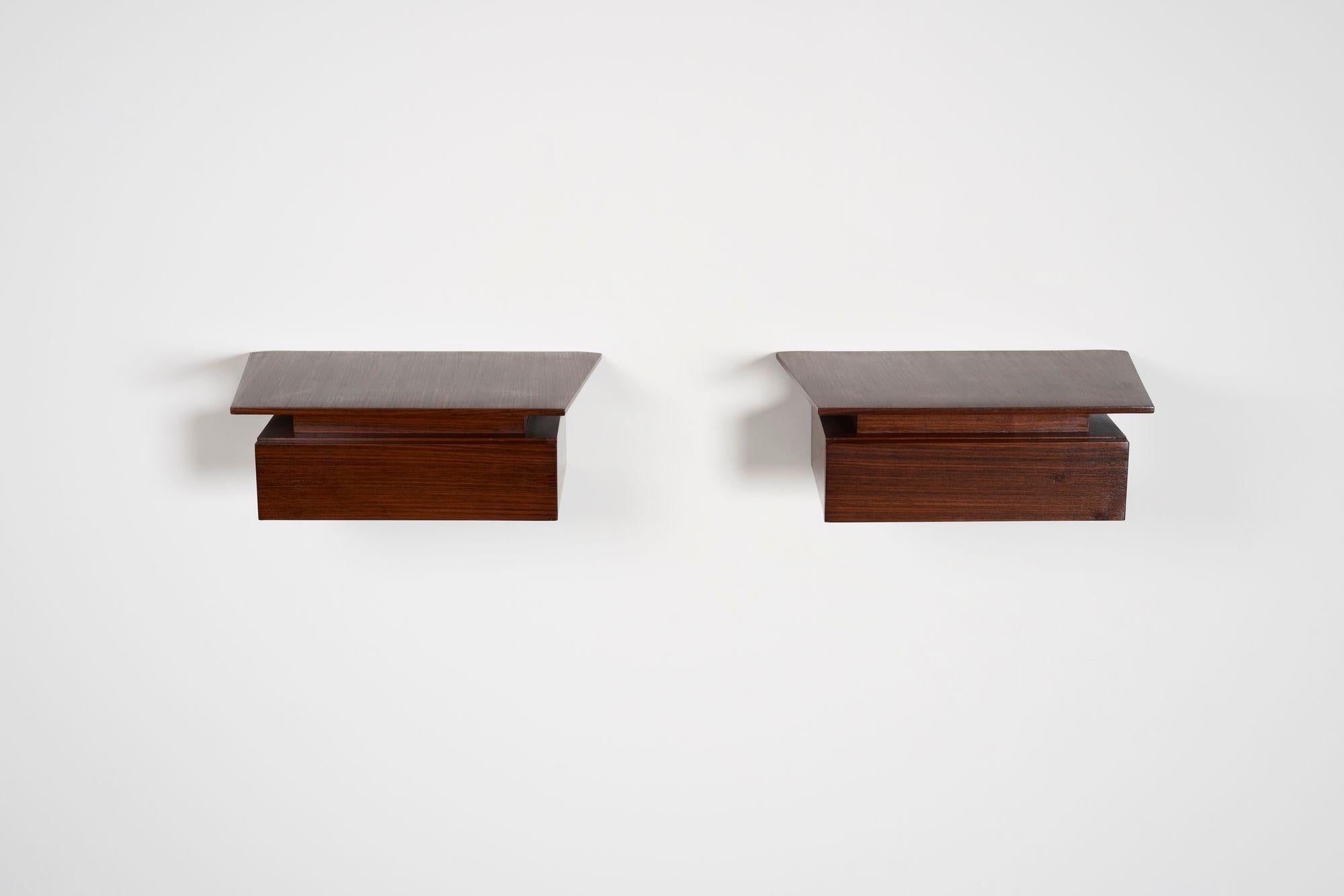 Paire de petites tables de nuit flottantes à un tiroir en bois de rose de style moderne danois Bon état - En vente à Brooklyn, NY